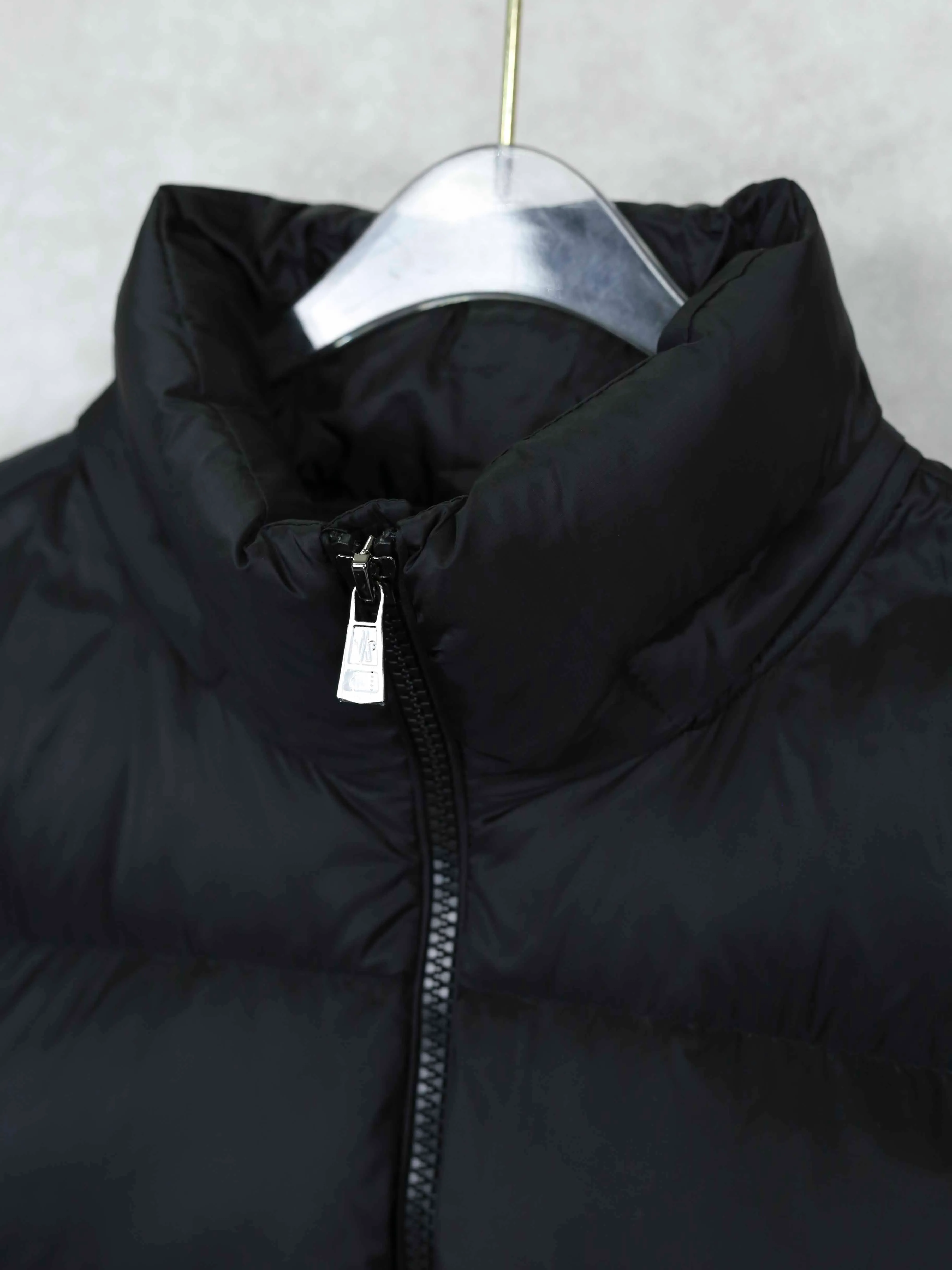 P860 Moncler/Moncler 25 Latest Couyere Maya Down Jackets The Mengjia jacket nods to the 1980s brands that made Mengjia a global icon. Waterproof with optimal insulation and an embroidered logo on the bonnet and trim, always on the podium. Jacket in down-quilted nylon raincoat fabric. Die-cast zip front placket and pockets. M's embroidered ribbon trim on the hood and inside the jacket closure. Adjustable elastic drawcord hood and hem. Technical knit cuffs feature the Monkey signature. Color: black gray
