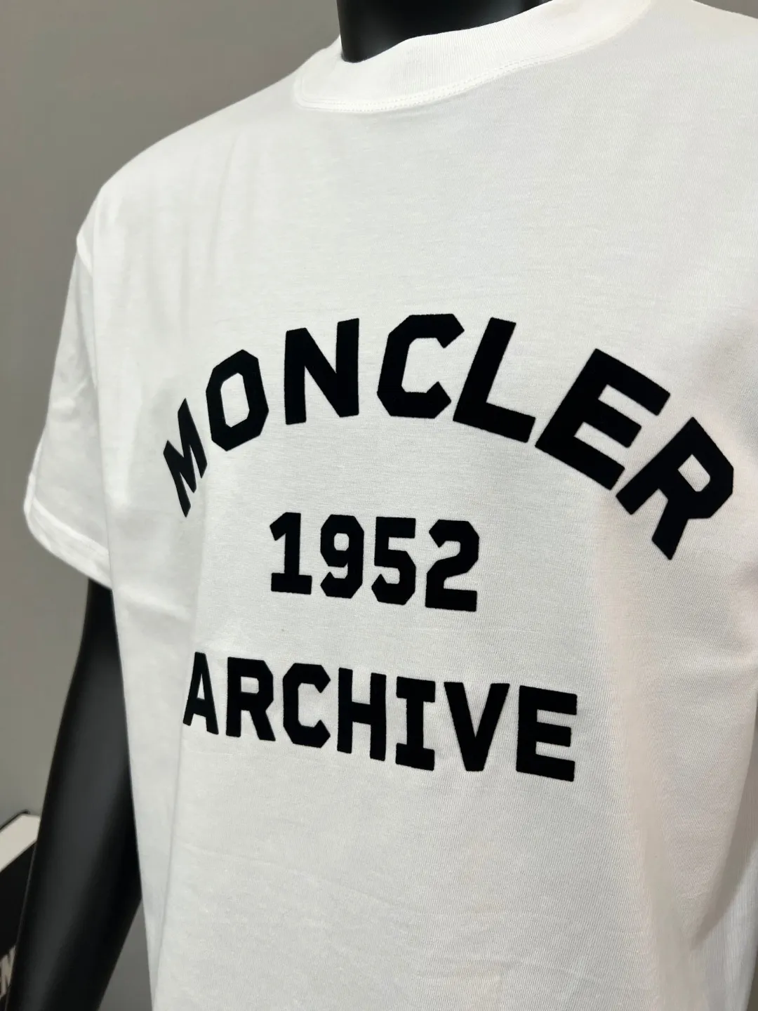 P150 MONCLER is new, official and official flocking printing 1952 commemorative short-sleeved sweatshirt, details match the official version, 240g double yarn 100% cotton fabric is selected, imported woven thread, the neckline is boned to prevent deformation, factory high-temperature washing process, the fabric is soft and breathable, does not shrink, NCF washed mark identification, details are in place and the upper body is good-looking, European size version, loose and suitable, color: black, white, size XS-L