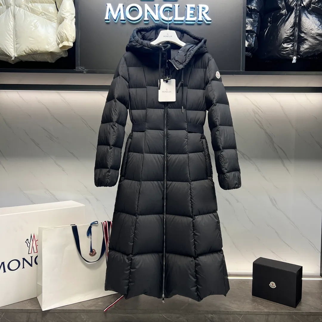 P960 ⬆️Moncler’s new winter product Faucon long women’s (⚠️Super-grade goose down filling, the tag’s barcode model number corresponds to the official website, the tag’s built-in NFC inductor anti-counterfeiting, this filling technology is in the skirt, super velvet-free) A hot item that must be bought by the fugitive princess, the Faucon women’s long down interprets classic items in new proportions, showing impeccable fashion style. Product Details Faucon long down is made of polyester fiber fabric and has a slim, wide silhouette with a nipped-in waist. The Longue saison lining is lightweight and the three-dimensional hood adds a finishing touch to the style. Made of polyester •Longue saison lining •Down filling •Adjustable hood •Zip closure •Zip pockets •Elastic waist •Logo patch Size: 0-3 Fairy Black. #985281