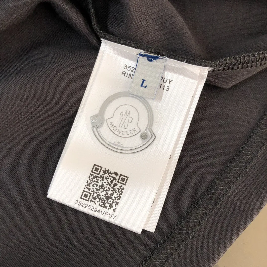 P180, a non-off-the-shelf model, you can trust it. Moncler printed long-sleeved T-shirt, 240g breathable cotton fabric, very soft and comfortable texture, does not shrink, does not deform, does not ball), can be worn alone as a base layer. Original customized accessories, collar label, care mark, hangtag, packaging (perfect details) Color: White Black Size: XS S M L