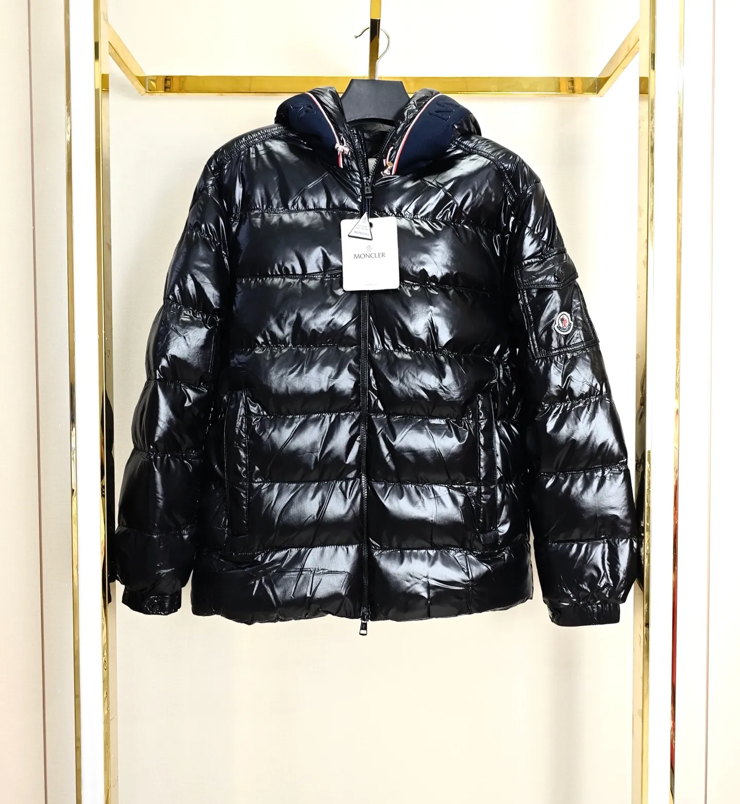 P400 Moncler｜Moncler Matte Classic Cotton Jacket Top Original Size: M-2XL Description: Influenced by the iconic outerwear of the 1980s, the Maya jacket revisits the looks in the Moncler archives with modern style and cutting-edge elements. This is the brand's professional achievement in ski equipment. Whether in terms of sport or style, this high-performance and positive-spirited jacket has all the elements a competitive athlete needs to claim the title. Make an original product with care, so that every customer has the confidence to introduce it to his customers: This is the top replica version in China