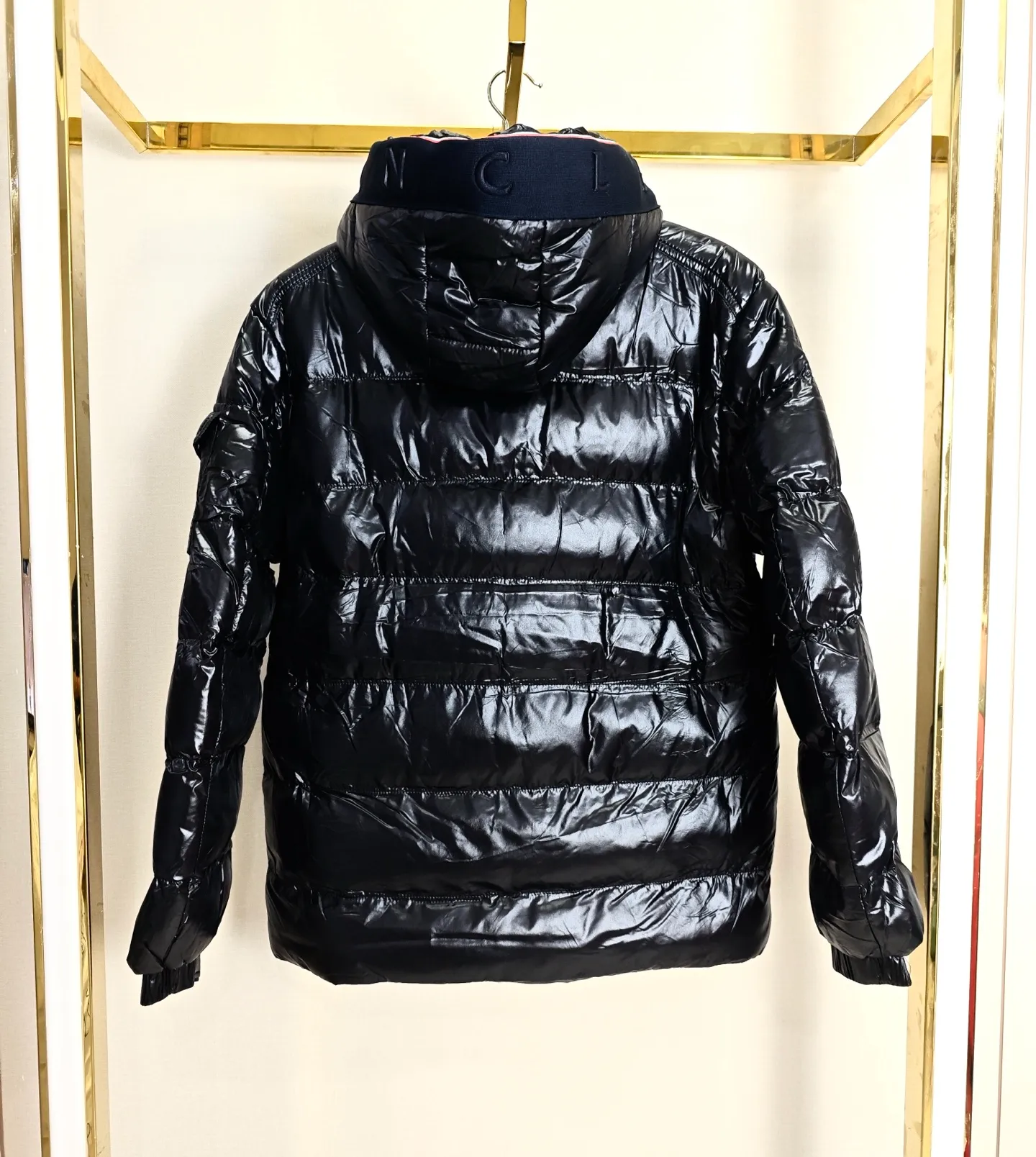 P400 Moncler｜Moncler Matte Classic Cotton Jacket Top Original Size: M-2XL Description: Influenced by the iconic outerwear of the 1980s, the Maya jacket revisits the looks in the Moncler archives with modern style and cutting-edge elements. This is the brand's professional achievement in ski equipment. Whether in terms of sport or style, this high-performance and positive-spirited jacket has all the elements a competitive athlete needs to claim the title. Make an original product with care, so that every customer has the confidence to introduce it to his customers: This is the top replica version in China