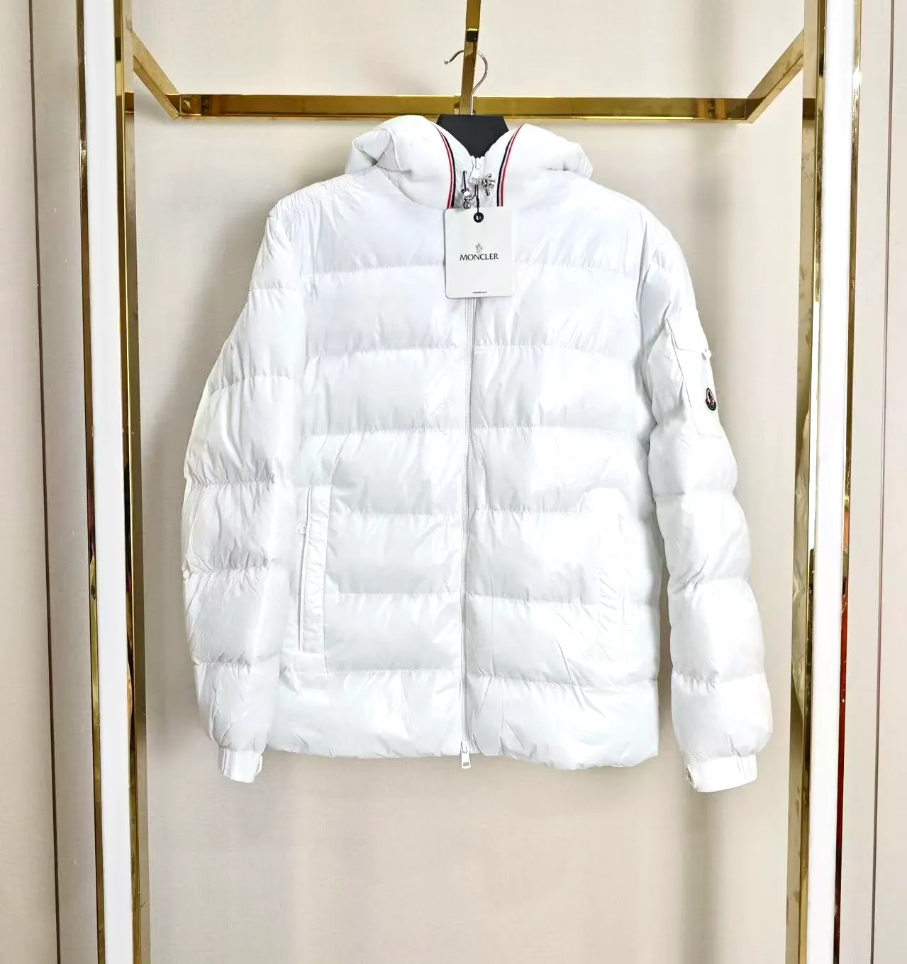 P400 Moncler｜Moncler Matte Classic Cotton Jacket Top Original Size: M-2XL Description: Influenced by the iconic outerwear of the 1980s, the Maya jacket revisits the looks in the Moncler archives with modern style and cutting-edge elements. This is the brand's professional achievement in ski equipment. Whether in terms of sport or style, this high-performance and positive-spirited jacket has all the elements a competitive athlete needs to claim the title. Make an original product with care, so that every customer has the confidence to introduce it to his customers: This is the top replica version in China