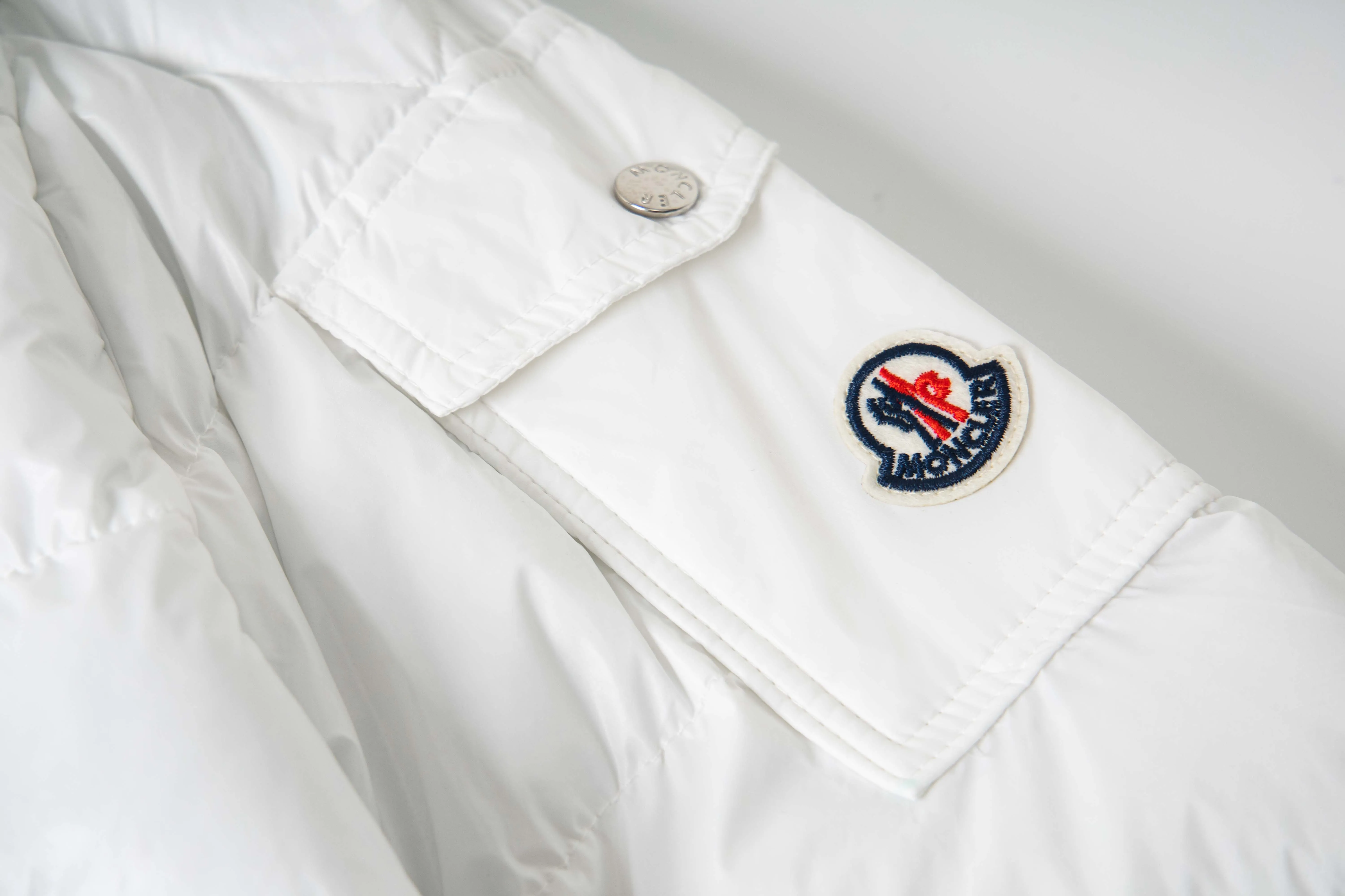 P400 Moncler｜Moncler Matte Classic Cotton Jacket Top Original Size: M-2XL Description: Influenced by the iconic outerwear of the 1980s, the Maya jacket revisits the looks in the Moncler archives with modern style and cutting-edge elements. This is the brand's professional achievement in ski equipment. Whether in terms of sport or style, this high-performance and positive-spirited jacket has all the elements a competitive athlete needs to claim the title. Make an original product with care, so that every customer has the confidence to introduce it to his customers: This is the top replica version in China