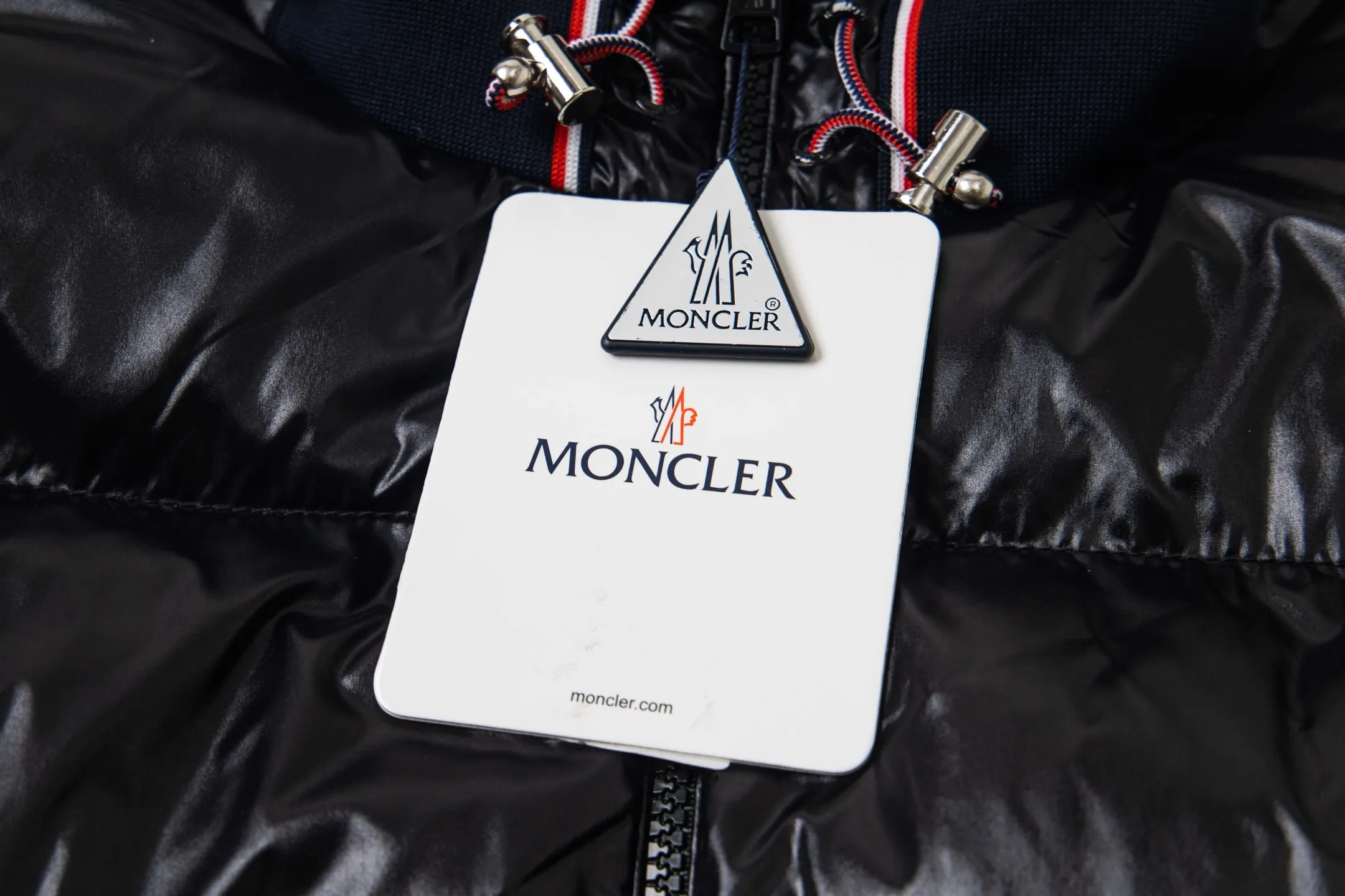 P400 Moncler｜Moncler Matte Classic Cotton Jacket Top Original Size: M-2XL Description: Influenced by the iconic outerwear of the 1980s, the Maya jacket revisits the looks in the Moncler archives with modern style and cutting-edge elements. This is the brand's professional achievement in ski equipment. Whether in terms of sport or style, this high-performance and positive-spirited jacket has all the elements a competitive athlete needs to claim the title. Make an original product with care, so that every customer has the confidence to introduce it to his customers: This is the top replica version in China