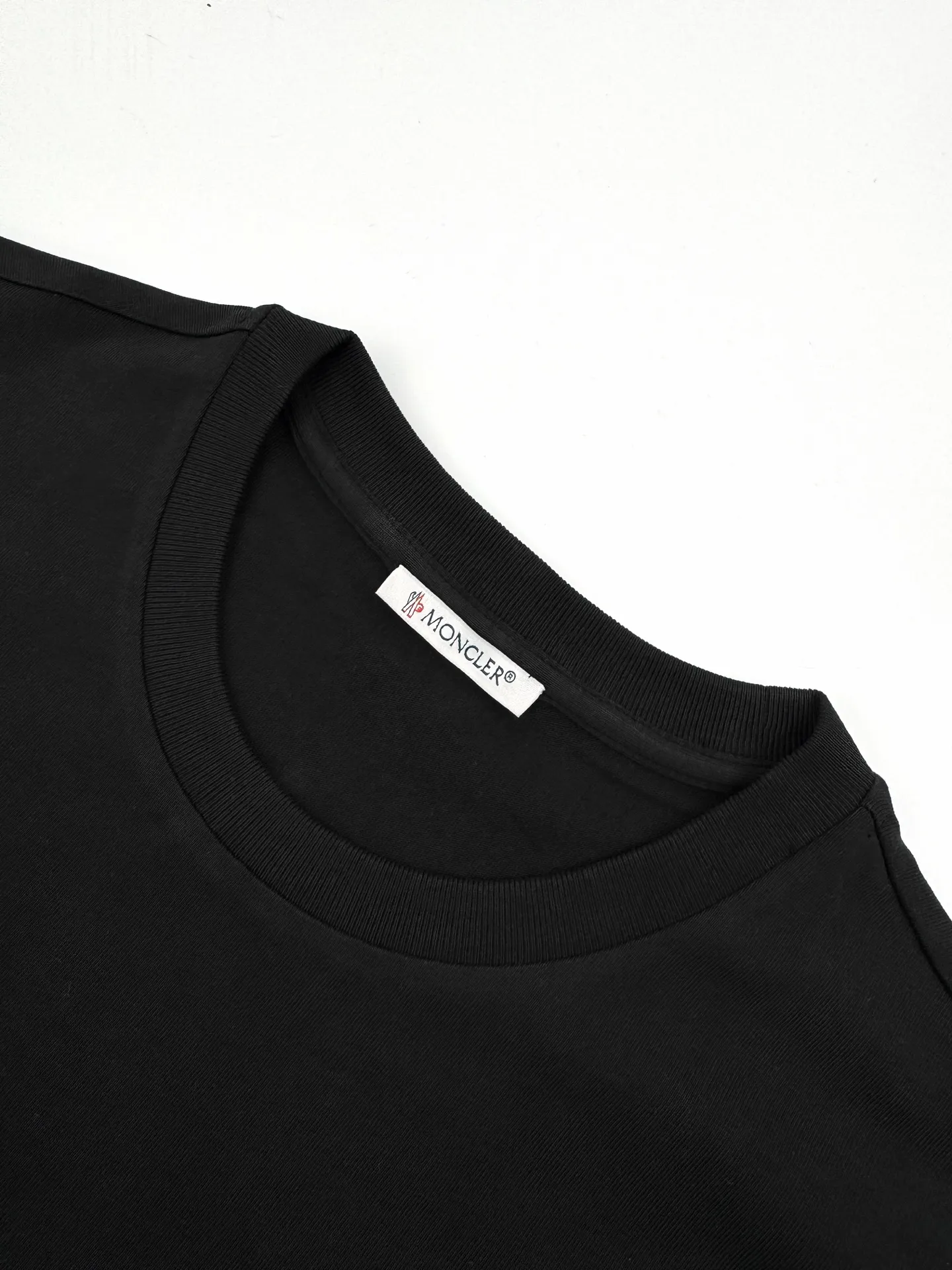 P160 Moncler patch logo short sleeves. Customized Yunrou plain cotton. It feels delicate and comfortable against the skin. Pure black tone sets a versatile tone. The iconic three-color design badge is embellished on the chest to interpret the visual grammar of modern luxury. The Moncler embroidered logo on the side highlights the brand style. Making the logo a part of the identity is the ultimate pursuit of luxury goods. Process 1: Using imported machine embroidery technology, using advanced computer control systems and sophisticated mechanical components to realize Moncler embroidery logo embroidery operations with high precision. The lines are smooth and delicate. Process 2: The fabrics are washed and have a better hand feel. Not easy to deform, not easy to shrink, not easy to fade, and maintain long-term beauty. Version: Loose version. Size: S M L XLxxl