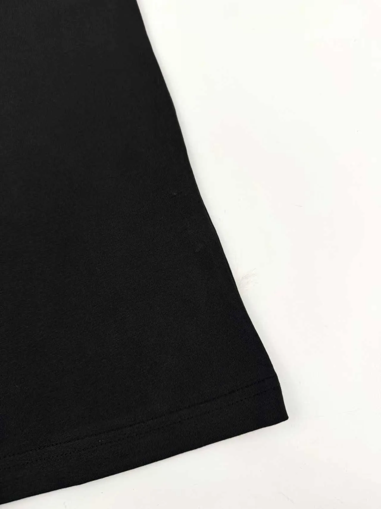 P160 Moncler patch logo short sleeves. Customized Yunrou plain cotton. It feels delicate and comfortable against the skin. Pure black tone sets a versatile tone. The iconic three-color design badge is embellished on the chest to interpret the visual grammar of modern luxury. The Moncler embroidered logo on the side highlights the brand style. Making the logo a part of the identity is the ultimate pursuit of luxury goods. Process 1: Using imported machine embroidery technology, using advanced computer control systems and sophisticated mechanical components to realize Moncler embroidery logo embroidery operations with high precision. The lines are smooth and delicate. Process 2: The fabrics are washed and have a better hand feel. Not easy to deform, not easy to shrink, not easy to fade, and maintain long-term beauty. Version: Loose version. Size: S M L XLxxl