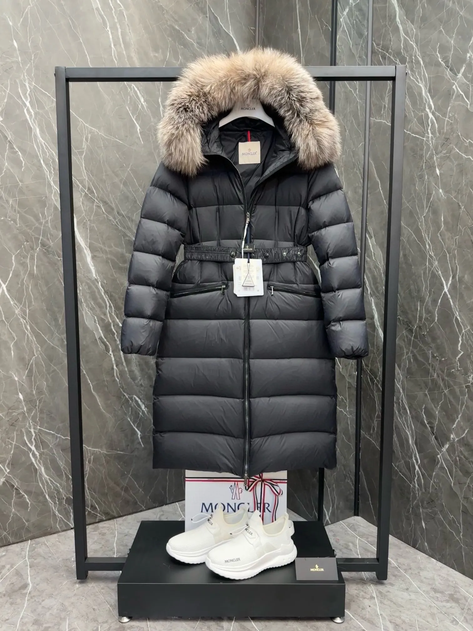 P1120 moncler🌟25 new autumn and winter large fur collar long hooded down jacket. The classic hot style among down jackets. A must-have in winter. Customized detachable large fur collar hooded long down jacket. The upper body is not very bloated. It is designed with a belt to tighten the waist. It is very classic, handsome and warm. National standard 90 white goose down filling. Imported machine stitching and crimping technology. Fashionable and warm upper body. Excellent practicality. Style number: A85# Style number: champagne black white green size: 1234