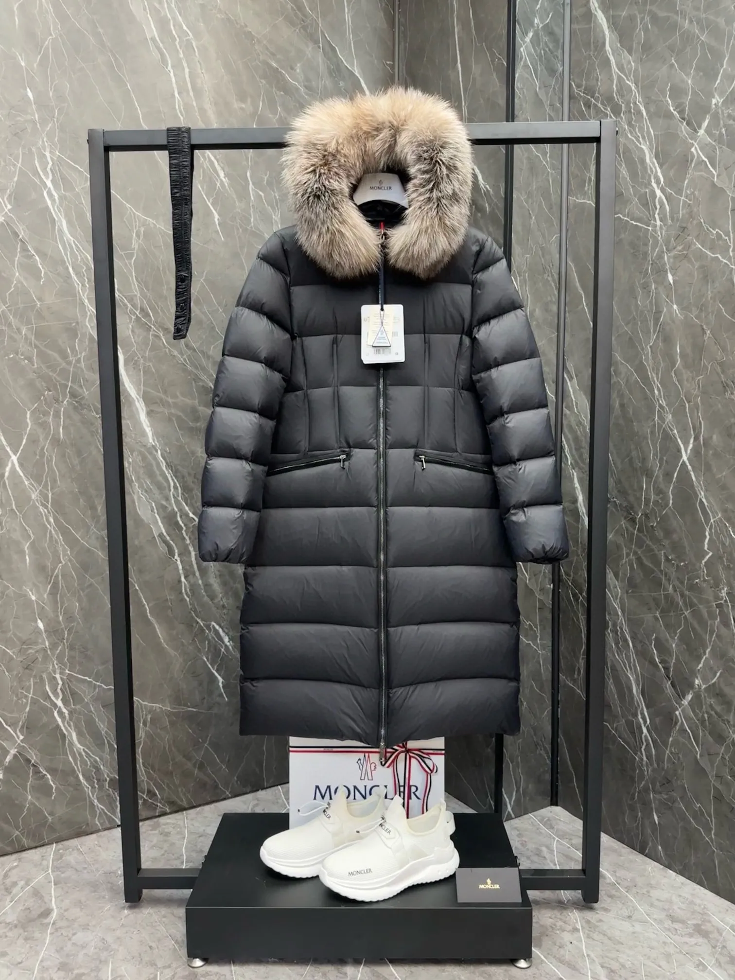 P1120 moncler🌟25 new autumn and winter large fur collar long hooded down jacket. The classic hot style among down jackets. A must-have in winter. Customized detachable large fur collar hooded long down jacket. The upper body is not very bloated. It is designed with a belt to tighten the waist. It is very classic, handsome and warm. National standard 90 white goose down filling. Imported machine stitching and crimping technology. Fashionable and warm upper body. Excellent practicality. Style number: A85# Style number: champagne black white green size: 1234