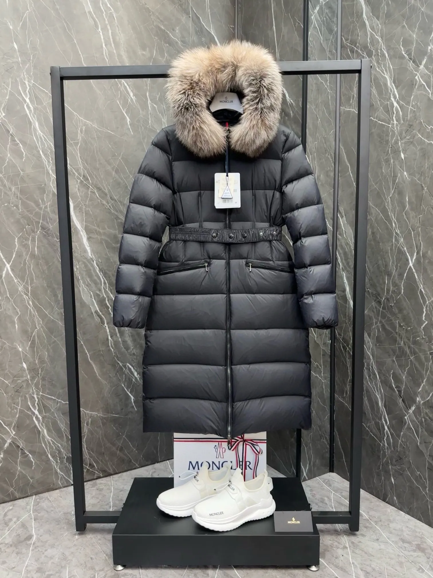 P1120 moncler🌟25 new autumn and winter large fur collar long hooded down jacket. The classic hot style among down jackets. A must-have in winter. Customized detachable large fur collar hooded long down jacket. The upper body is not very bloated. It is designed with a belt to tighten the waist. It is very classic, handsome and warm. National standard 90 white goose down filling. Imported machine stitching and crimping technology. Fashionable and warm upper body. Excellent practicality. Style number: A85# Style number: champagne black white green size: 1234
