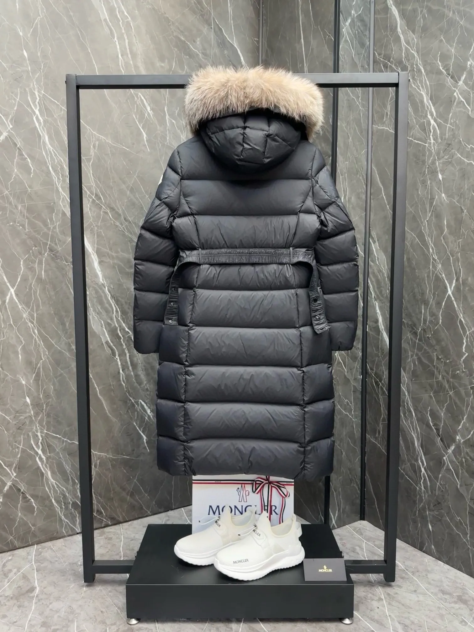 P1120 moncler🌟25 new autumn and winter large fur collar long hooded down jacket. The classic hot style among down jackets. A must-have in winter. Customized detachable large fur collar hooded long down jacket. The upper body is not very bloated. It is designed with a belt to tighten the waist. It is very classic, handsome and warm. National standard 90 white goose down filling. Imported machine stitching and crimping technology. Fashionable and warm upper body. Excellent practicality. Style number: A85# Style number: champagne black white green size: 1234