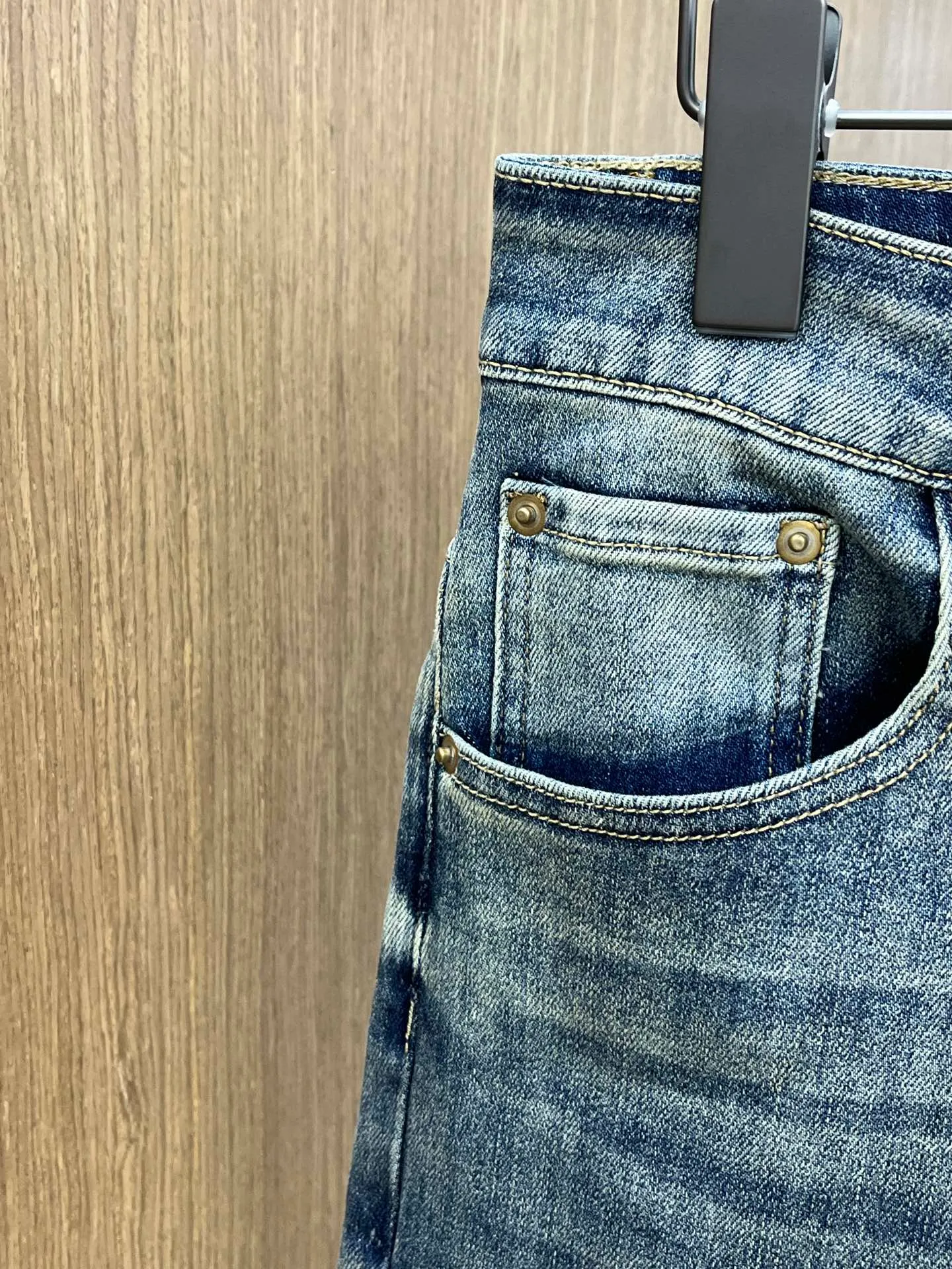 P270 🌸🌸 Moncler elastic slimming straight-leg pants, denim shorts, thin!  Very high-quality, stretch jeans can also be very comfortable... Super stretch and super handsome jeans! Heavy wash water elasticity...! You will be amazed by the clever design of these jeans! ! A pair of jeans cut from original cloth, light color, unique charm, made of high-quality cotton fabric, with frayed design and patch embroidery embellishment details. The fabric is comfortable, soft and can be matched casually. The comfort represents its interpretation of fashion and leisure. The details reflect the brand's pursuit of quality, with a bit of a hedonist flavor. It pays great attention to details and restores the texture of top-grade hardware. . Showing a sense of luxury and fashion. . Very worth buying. Size: Size: 29-38. . (No 35, 37)