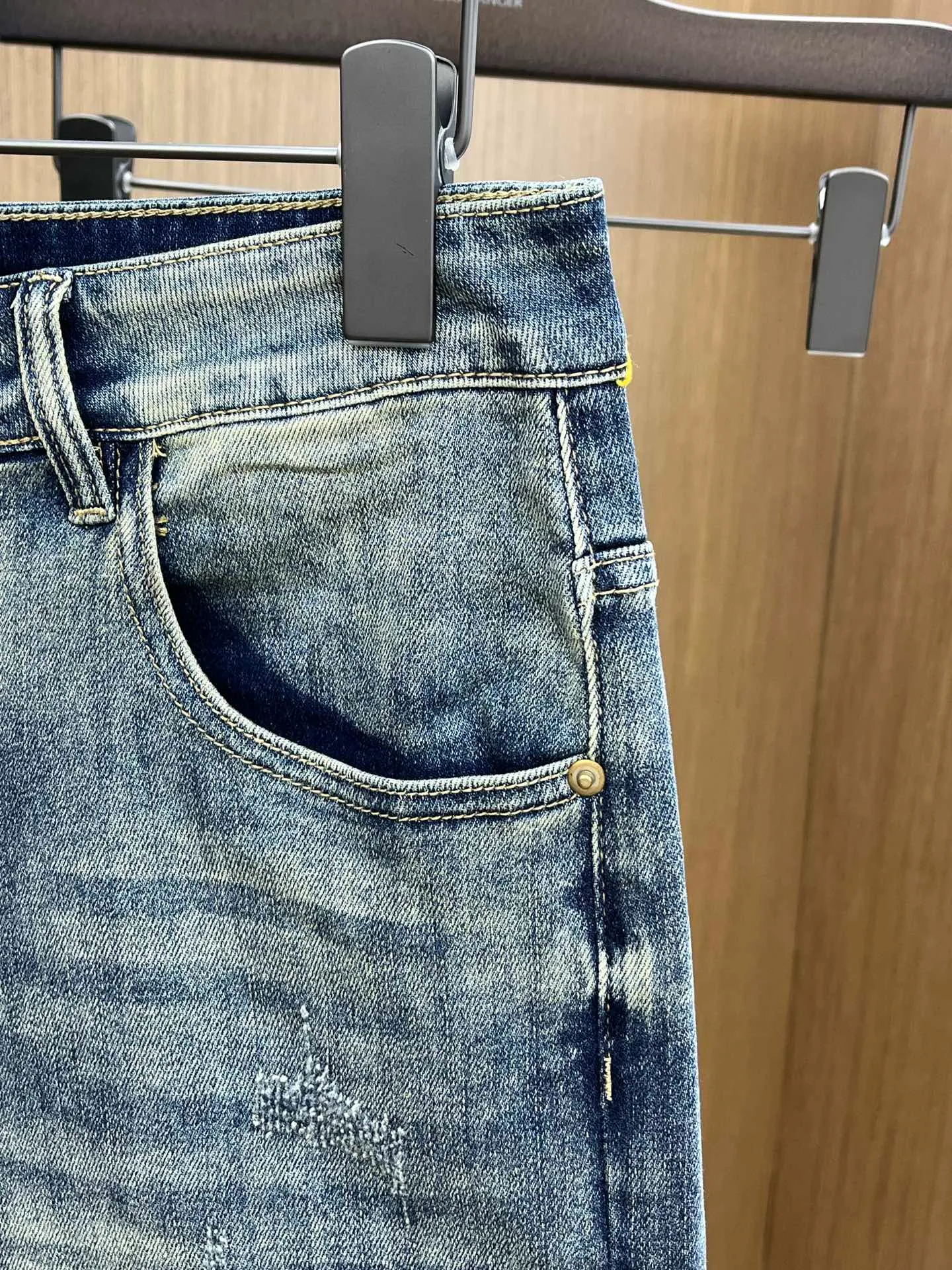 P270 🌸🌸 Moncler elastic slimming straight-leg pants, denim shorts, thin!  Very high-quality, stretch jeans can also be very comfortable... Super stretch and super handsome jeans! Heavy wash water elasticity...! You will be amazed by the clever design of these jeans! ! A pair of jeans cut from original cloth, light color, unique charm, made of high-quality cotton fabric, with frayed design and patch embroidery embellishment details. The fabric is comfortable, soft and can be matched casually. The comfort represents its interpretation of fashion and leisure. The details reflect the brand's pursuit of quality, with a bit of a hedonist flavor. It pays great attention to details and restores the texture of top-grade hardware. . Showing a sense of luxury and fashion. . Very worth buying. Size: Size: 29-38. . (No 35, 37)