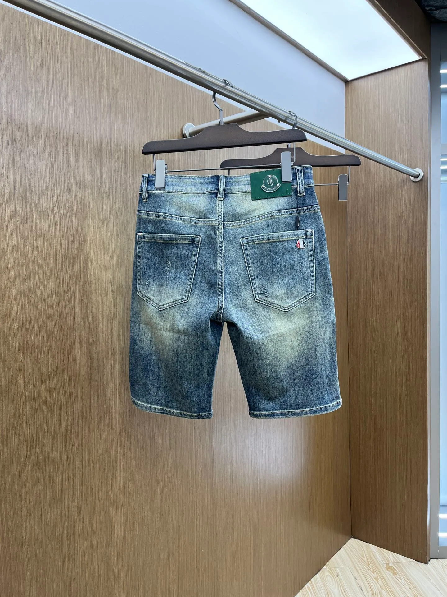 P270 🌸🌸 Moncler elastic slimming straight-leg pants, denim shorts, thin!  Very high-quality, stretch jeans can also be very comfortable... Super stretch and super handsome jeans! Heavy wash water elasticity...! You will be amazed by the clever design of these jeans! ! A pair of jeans cut from original cloth, light color, unique charm, made of high-quality cotton fabric, with frayed design and patch embroidery embellishment details. The fabric is comfortable, soft and can be matched casually. The comfort represents its interpretation of fashion and leisure. The details reflect the brand's pursuit of quality, with a bit of a hedonist flavor. It pays great attention to details and restores the texture of top-grade hardware. . Showing a sense of luxury and fashion. . Very worth buying. Size: Size: 29-38. . (No 35, 37)
