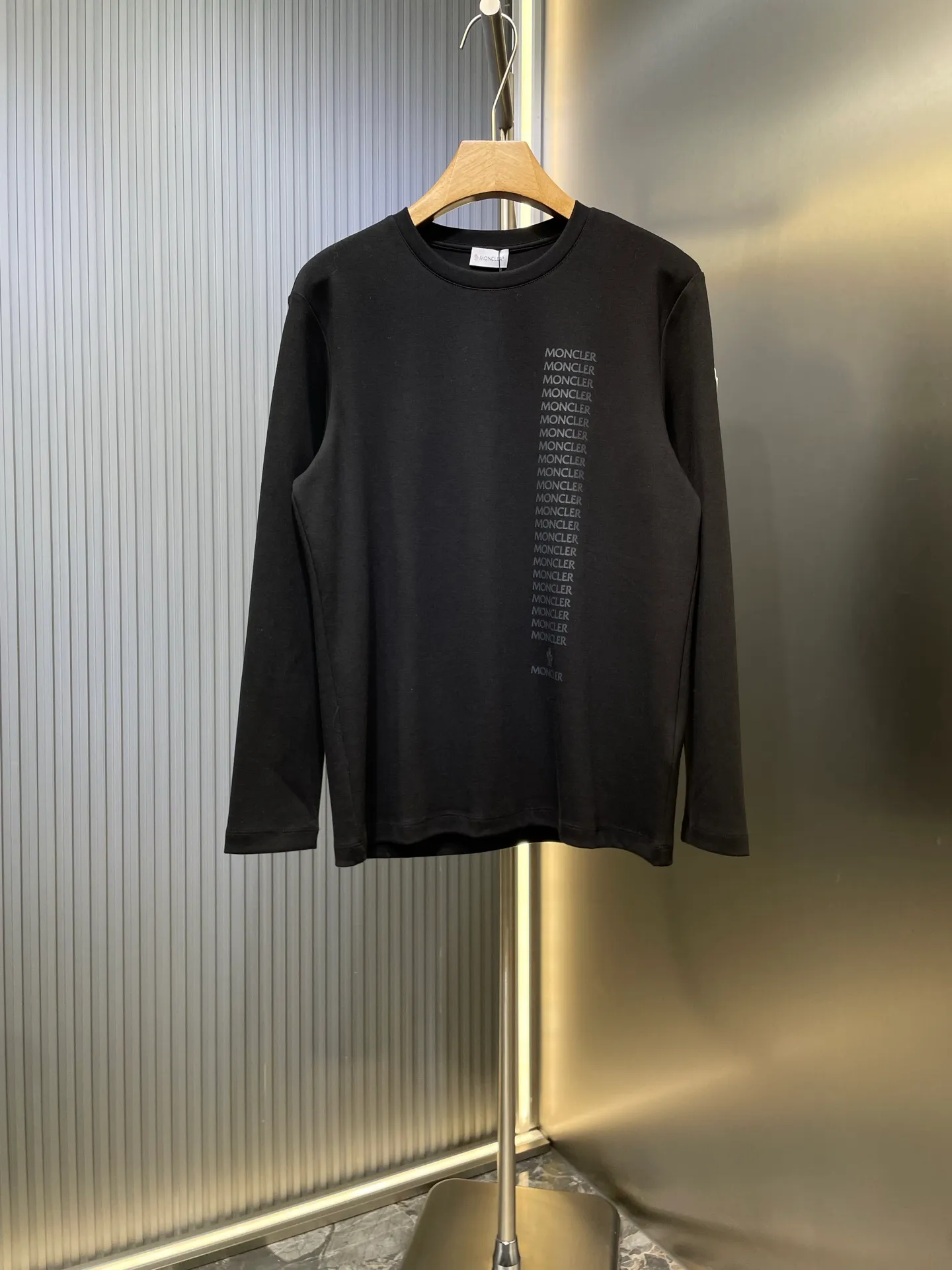 P300 moncler🌟 2025 new early autumn thick water-soft cotton row-letter printed long-sleeved T-shirt; customized 260 grams of high-density water-soft cotton fabric, row-letter LOGO printing technology on the chest, without too many modifications, interpreting a low-key and luxurious autumn and winter base shirt. The elements are simple and elegant, and it is elegant for business receptions! A must-have item for low-key people!  size：s-xxxl