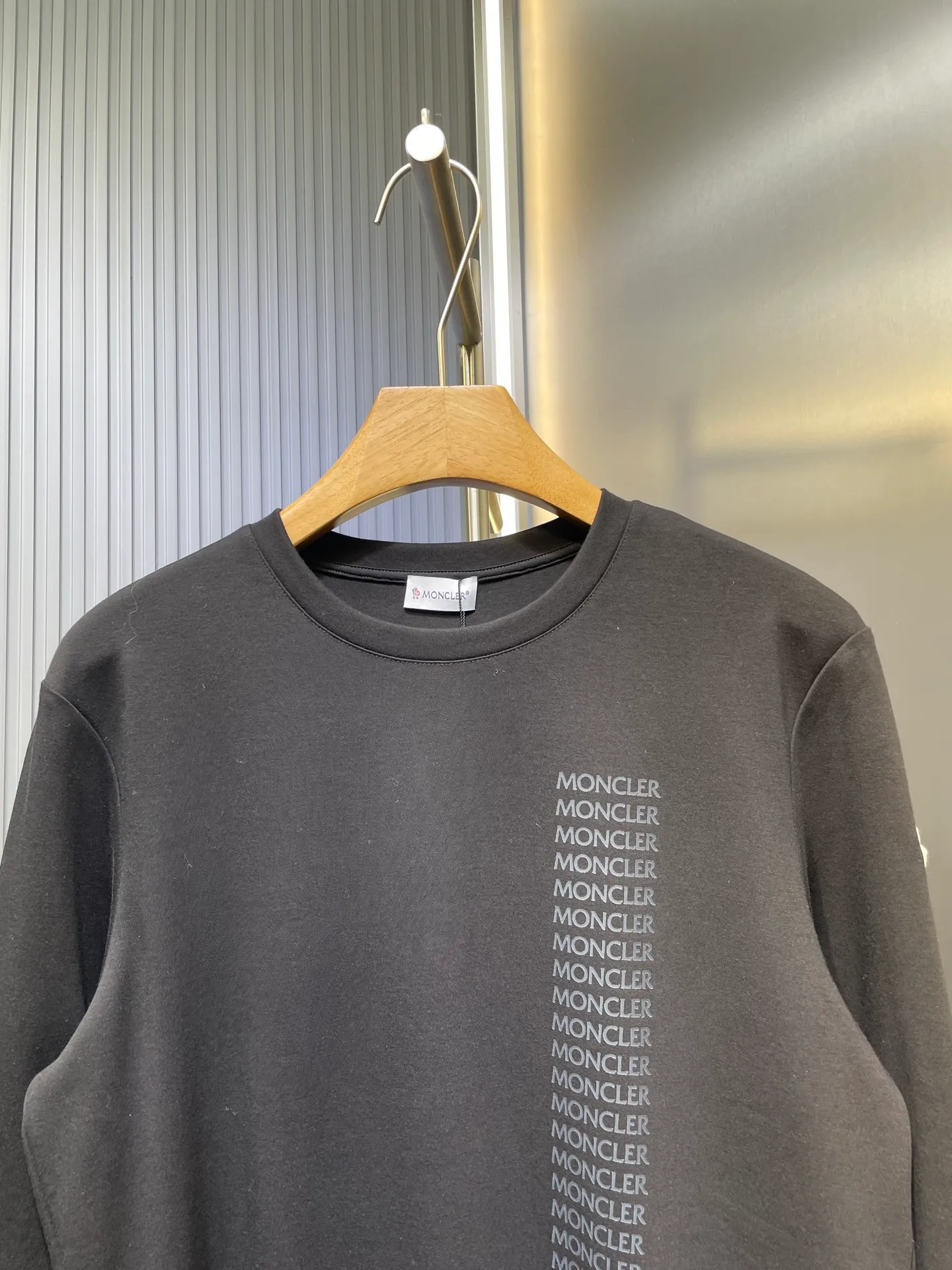 P300 moncler🌟 2025 new early autumn thick water-soft cotton row-letter printed long-sleeved T-shirt; customized 260 grams of high-density water-soft cotton fabric, row-letter LOGO printing technology on the chest, without too many modifications, interpreting a low-key and luxurious autumn and winter base shirt. The elements are simple and elegant, and it is elegant for business receptions! A must-have item for low-key people!  size：s-xxxl