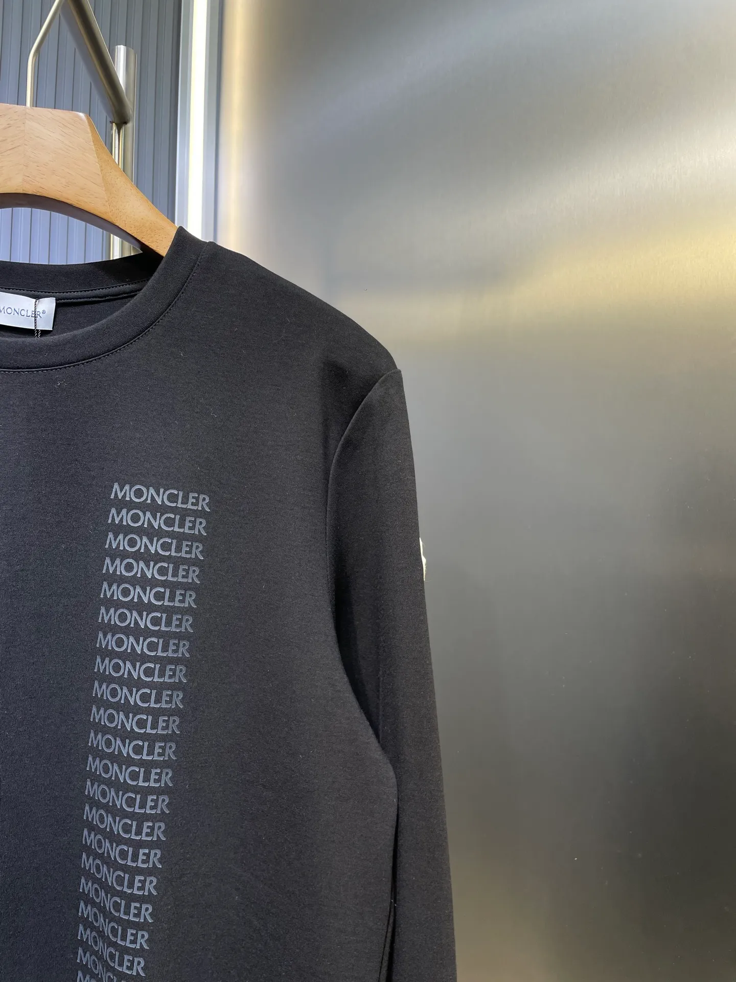 P300 moncler🌟 2025 new early autumn thick water-soft cotton row-letter printed long-sleeved T-shirt; customized 260 grams of high-density water-soft cotton fabric, row-letter LOGO printing technology on the chest, without too many modifications, interpreting a low-key and luxurious autumn and winter base shirt. The elements are simple and elegant, and it is elegant for business receptions! A must-have item for low-key people!  size：s-xxxl