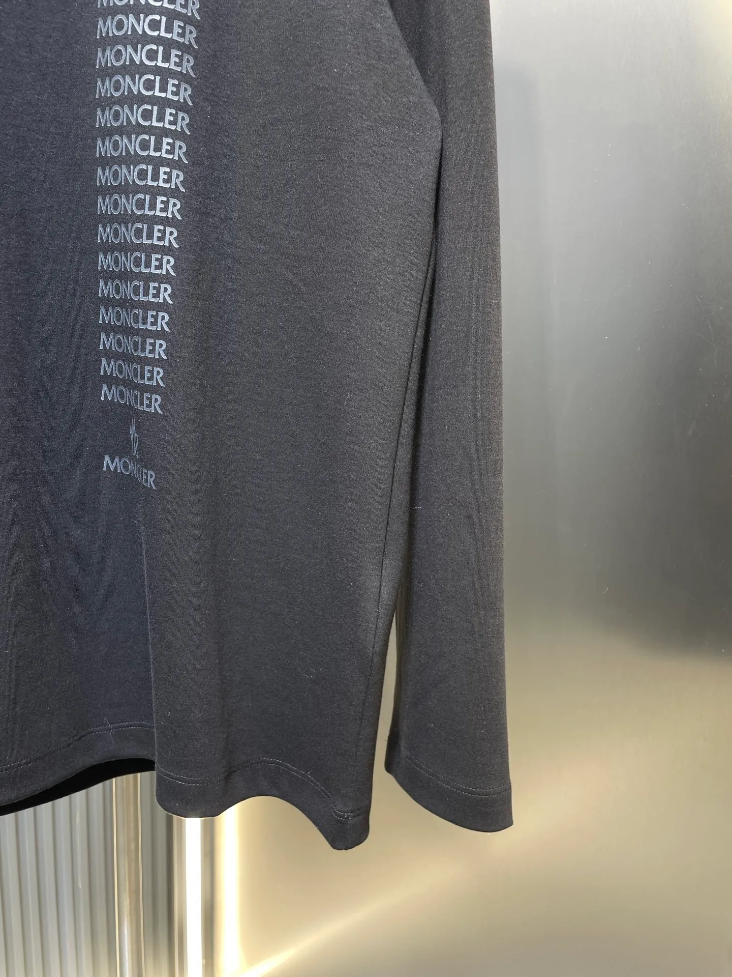 P300 moncler🌟 2025 new early autumn thick water-soft cotton row-letter printed long-sleeved T-shirt; customized 260 grams of high-density water-soft cotton fabric, row-letter LOGO printing technology on the chest, without too many modifications, interpreting a low-key and luxurious autumn and winter base shirt. The elements are simple and elegant, and it is elegant for business receptions! A must-have item for low-key people!  size：s-xxxl