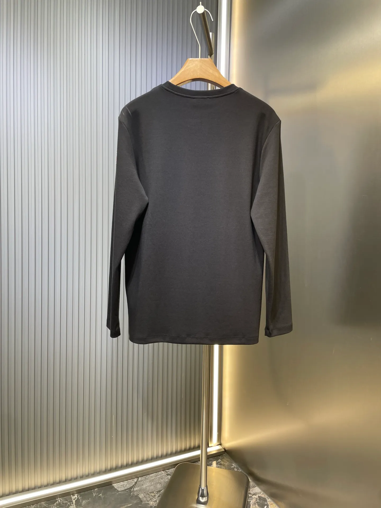P300 moncler🌟 2025 new early autumn thick water-soft cotton row-letter printed long-sleeved T-shirt; customized 260 grams of high-density water-soft cotton fabric, row-letter LOGO printing technology on the chest, without too many modifications, interpreting a low-key and luxurious autumn and winter base shirt. The elements are simple and elegant, and it is elegant for business receptions! A must-have item for low-key people!  size：s-xxxl