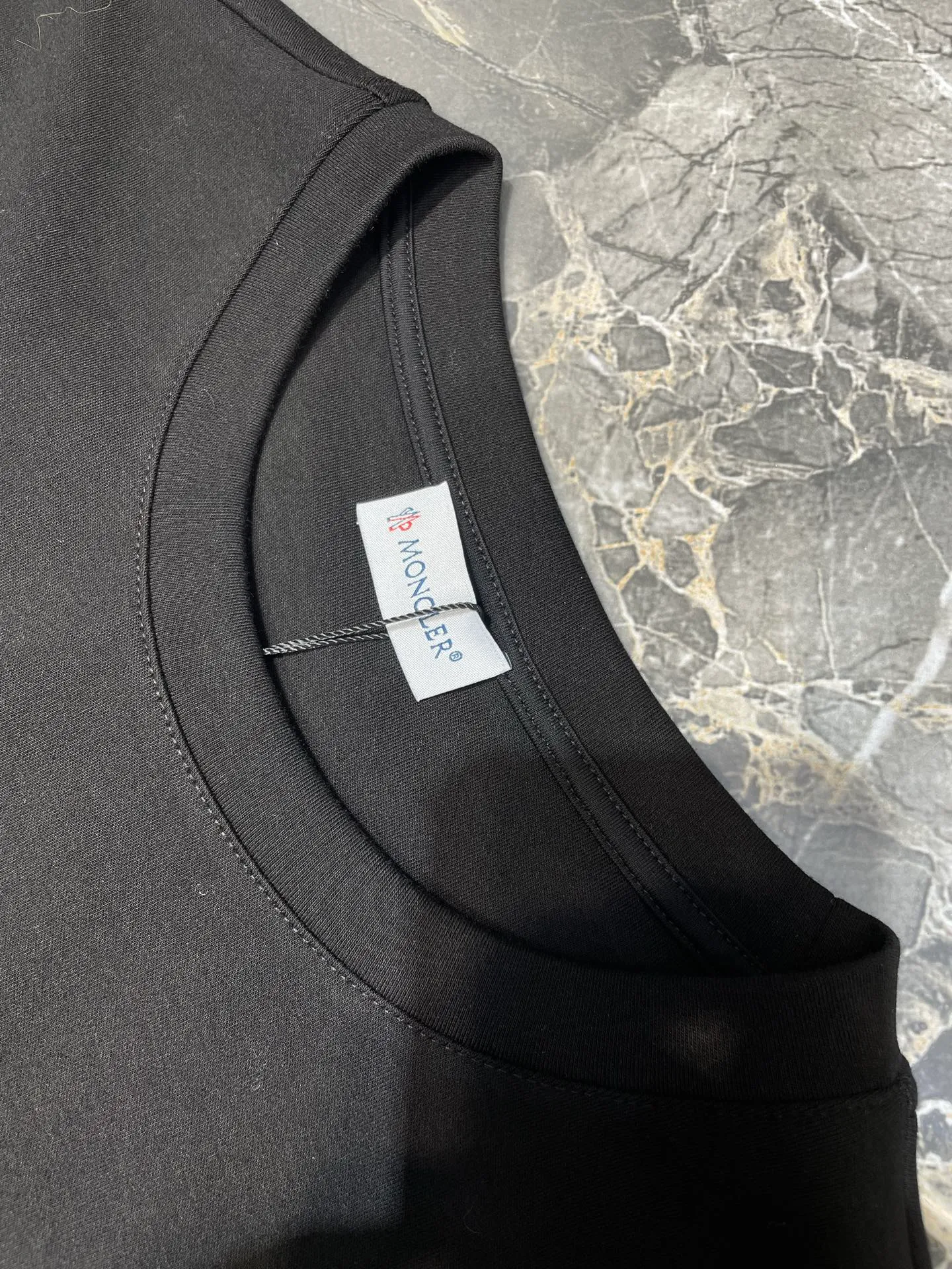 P300 moncler🌟 2025 new early autumn thick water-soft cotton row-letter printed long-sleeved T-shirt; customized 260 grams of high-density water-soft cotton fabric, row-letter LOGO printing technology on the chest, without too many modifications, interpreting a low-key and luxurious autumn and winter base shirt. The elements are simple and elegant, and it is elegant for business receptions! A must-have item for low-key people!  size：s-xxxl