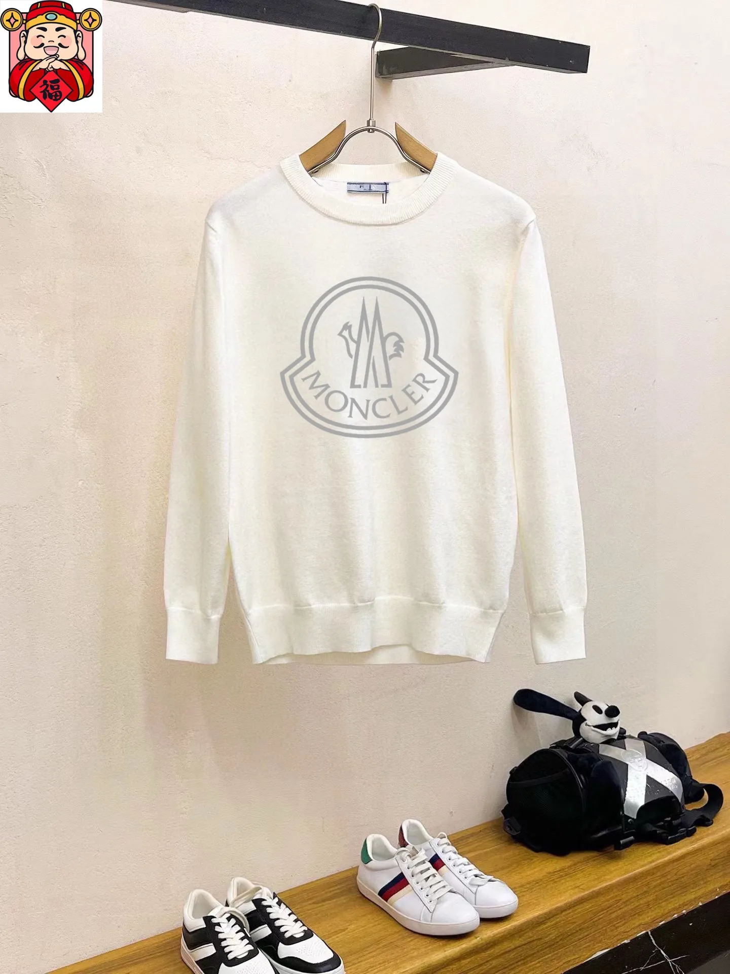 P220 MONCLER】Autumn and winter classic round neck pullover sweater, in full condition! ! ! Wool blended fabric, the latest model in 2025, golden ratio! ! Slim-fitting soft gold, versatile and practical item, the combination and practicality are extremely powerful, simple and elegant, and classy! To create your own style, it is highly recommended to buy it in two colors. The standard slim fit tailoring process is suitable for both young and old men. It is knitted from wool and will not cause any discomfort! While keeping warm, it is stylish, textured and wearable, and the classic logo with contrasting colors on the chest feels in place! ! Recommended for regular customers! ! Size M-3XL (maximum wear: 190 pounds)