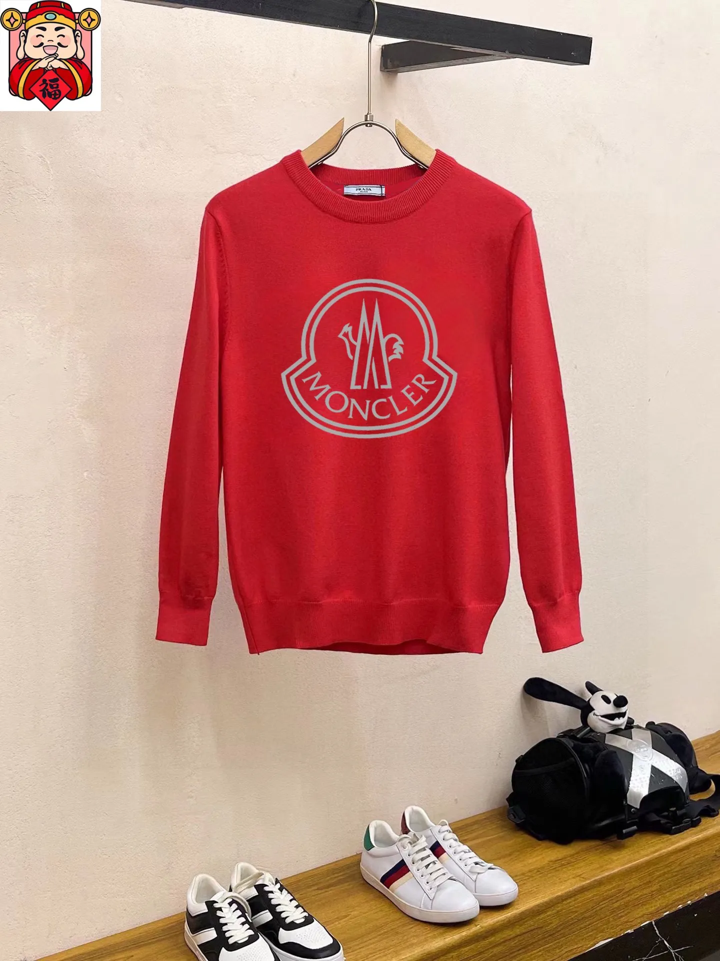 P220 MONCLER】Autumn and winter classic round neck pullover sweater, in full condition! ! ! Wool blended fabric, the latest model in 2025, golden ratio! ! Slim-fitting soft gold, versatile and practical item, the combination and practicality are extremely powerful, simple and elegant, and classy! To create your own style, it is highly recommended to buy it in two colors. The standard slim fit tailoring process is suitable for both young and old men. It is knitted from wool and will not cause any discomfort! While keeping warm, it is stylish, textured and wearable, and the classic logo with contrasting colors on the chest feels in place! ! Recommended for regular customers! ! Size M-3XL (maximum wear: 190 pounds)