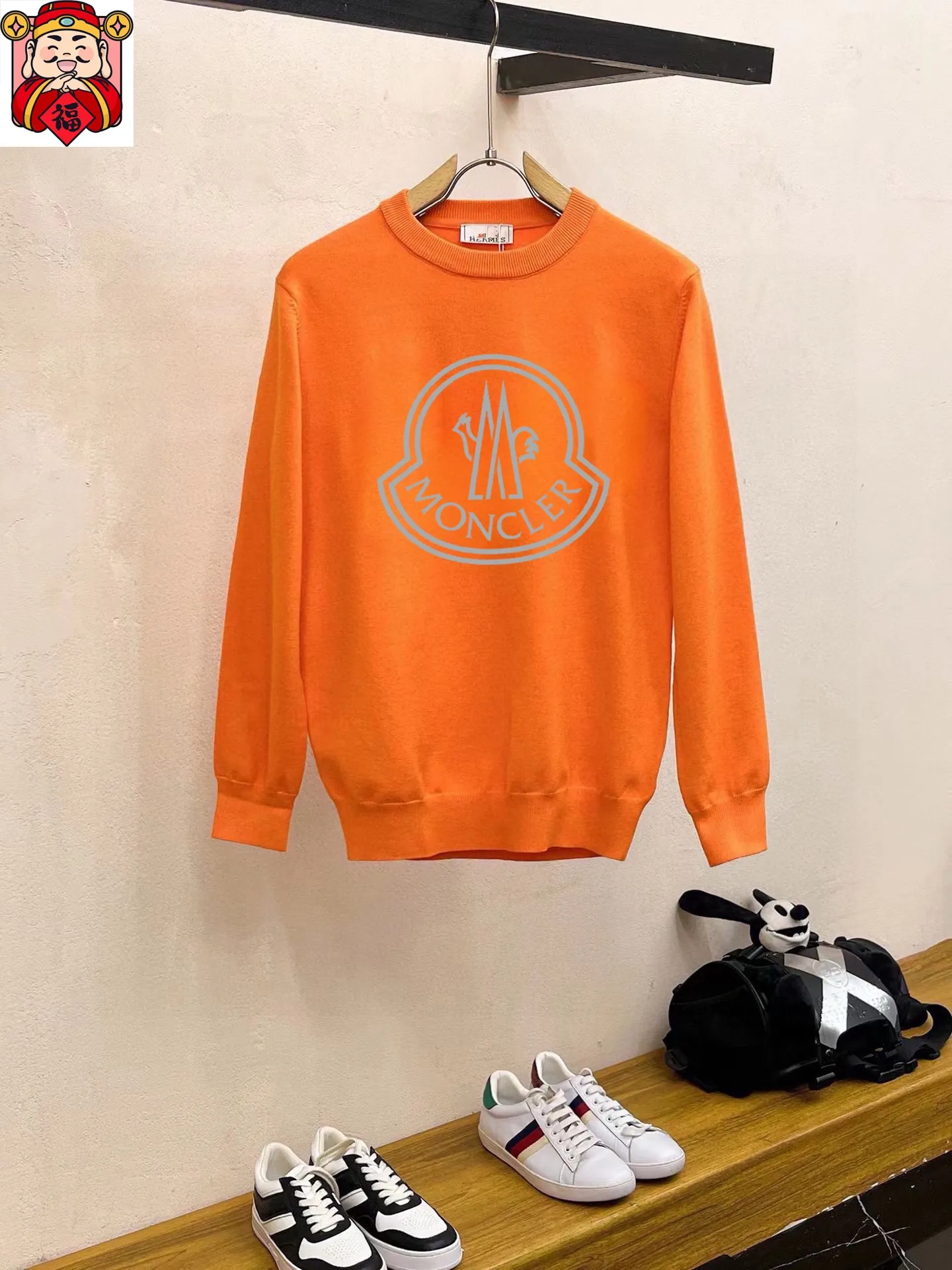 P220 MONCLER】Autumn and winter classic round neck pullover sweater, in full condition! ! ! Wool blended fabric, the latest model in 2025, golden ratio! ! Slim-fitting soft gold, versatile and practical item, the combination and practicality are extremely powerful, simple and elegant, and classy! To create your own style, it is highly recommended to buy it in two colors. The standard slim fit tailoring process is suitable for both young and old men. It is knitted from wool and will not cause any discomfort! While keeping warm, it is stylish, textured and wearable, and the classic logo with contrasting colors on the chest feels in place! ! Recommended for regular customers! ! Size M-3XL (maximum wear: 190 pounds)
