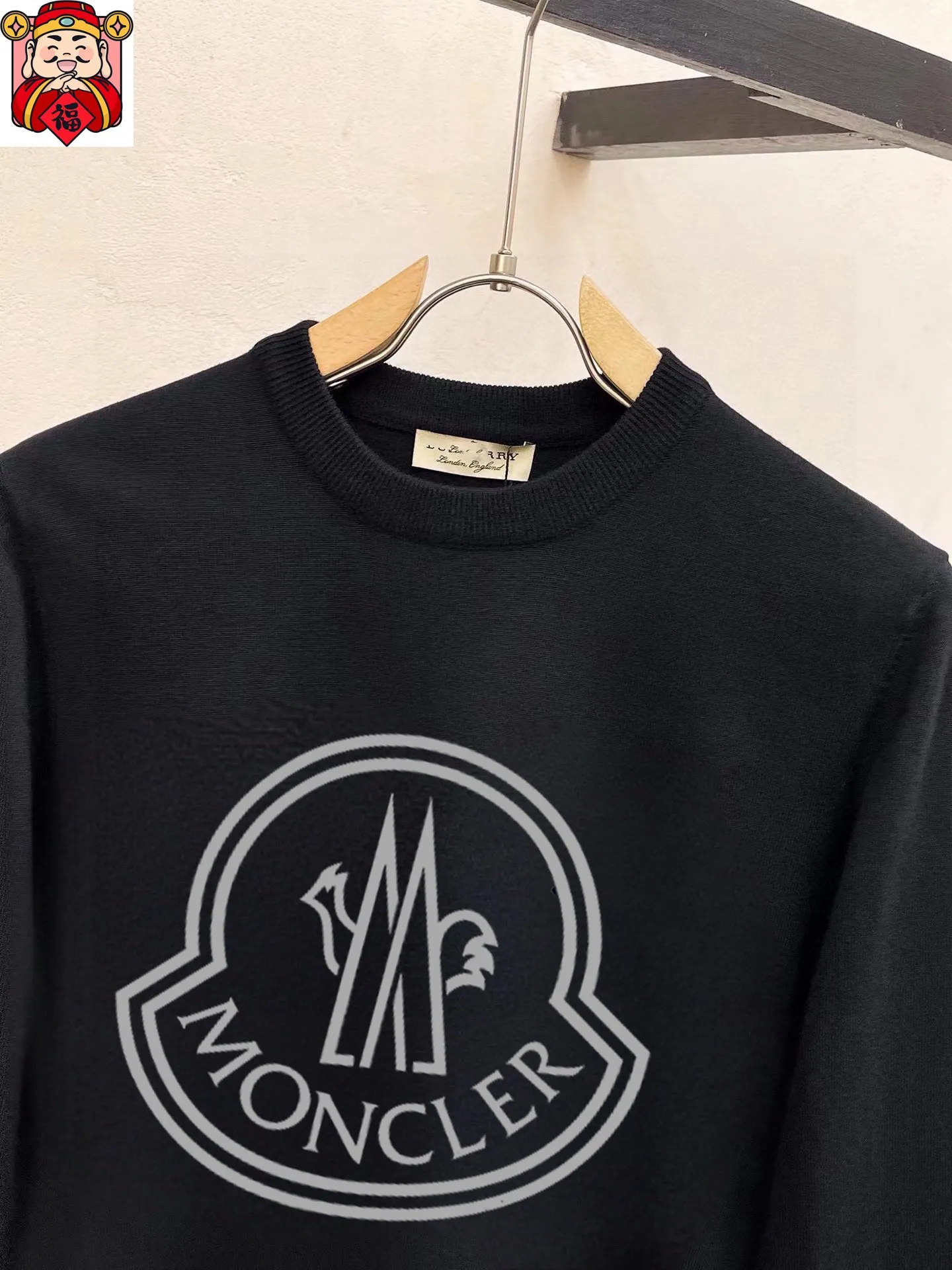 P220 MONCLER】Autumn and winter classic round neck pullover sweater, in full condition! ! ! Wool blended fabric, the latest model in 2025, golden ratio! ! Slim-fitting soft gold, versatile and practical item, the combination and practicality are extremely powerful, simple and elegant, and classy! To create your own style, it is highly recommended to buy it in two colors. The standard slim fit tailoring process is suitable for both young and old men. It is knitted from wool and will not cause any discomfort! While keeping warm, it is stylish, textured and wearable, and the classic logo with contrasting colors on the chest feels in place! ! Recommended for regular customers! ! Size M-3XL (maximum wear: 190 pounds)