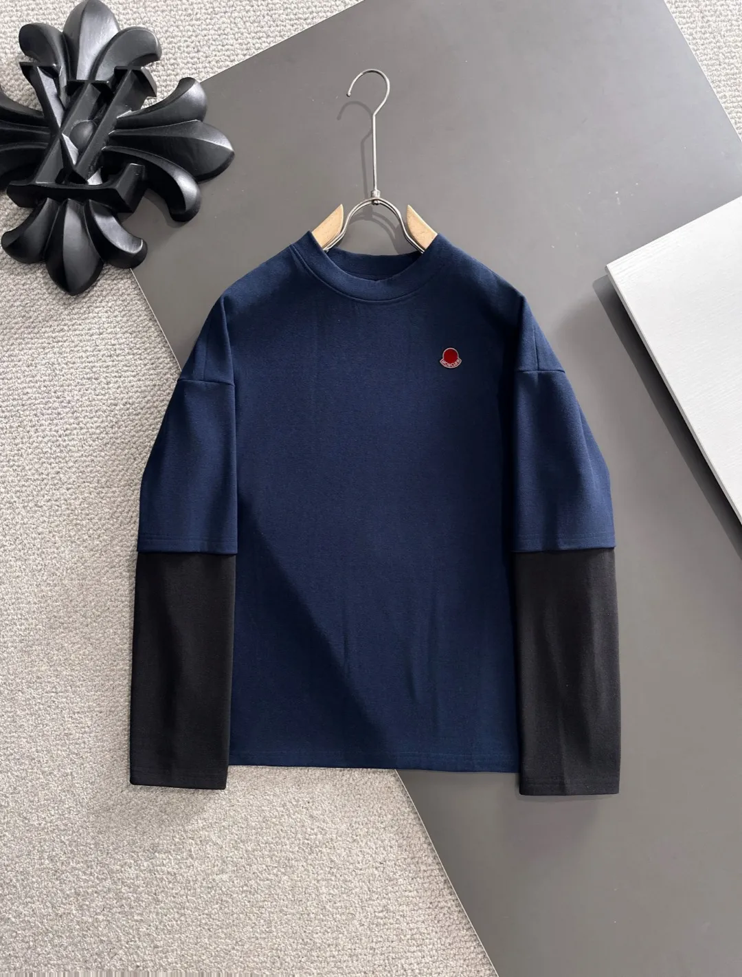 Next day shipment P360 MONCLER/muzzle Exclusive first launch of 25ss autumn and winter new long-sleeved products Many celebrities have the same style. Craftsmanship that ordinary small workshops cannot copy. We are not afraid of any challenges in terms of materials, detail restoration and craftsmanship, just to provide you with wonderful products. Compare the top original versions at will. No expense is spared just to make it better. Unique imported fabric feel. Purely imported German machine production. Precision operation and 10,000-needle density. A full set of new accessories and three standards are fully customized simultaneously. The upper body is versatile and fashionable. The perfect choice for autumn and winter. A must-have item. Size chart: M to XL (or please state your height and weight when placing an order)