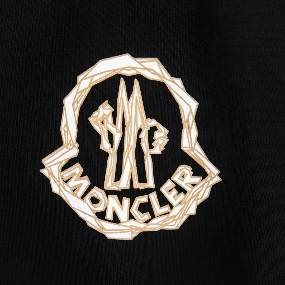 P200 zp version [exclusive supply] MONCLER masked foam printed armband short sleeves. Fabric: Made of 32 pairs of yarn, threaded with 1*1 Solona. Craftsmanship: The chest logo adopts foam printing technology, and the original customized stencil is used. Every detail and color is highly restored to the original version 1:1. Accessories: The armband is made of cashmere composite material, with the brand logo embroidered on the surface. The detailed positions of auxiliary materials are restored according to 1:1 positioning. Accessories: Customized 1:1 washed trademark Accessories: Customized 1:1 composite armband Technology: Customized 1:1 foam printing Color: Black White Size: S M L XL Number: XS10403