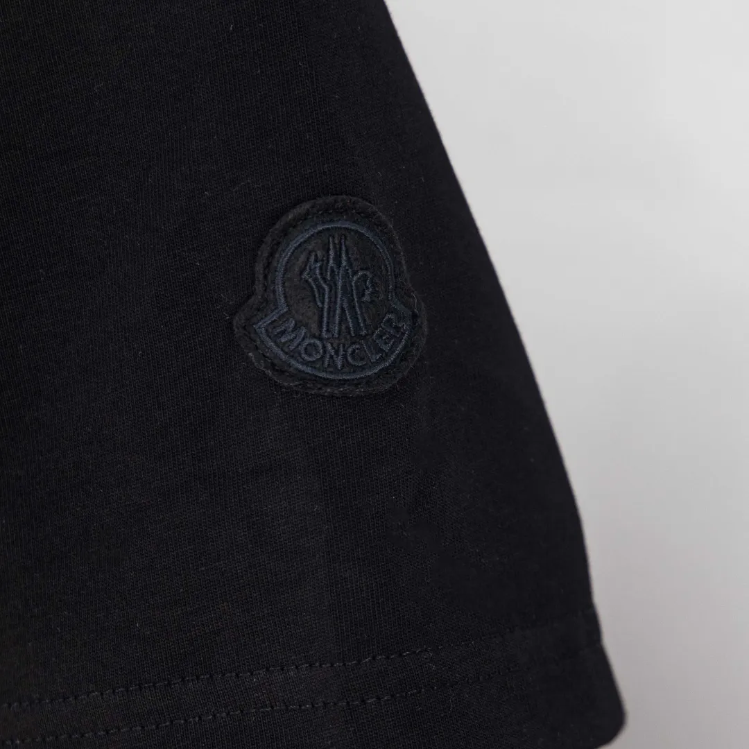 P200 zp version [exclusive supply] MONCLER masked foam printed armband short sleeves. Fabric: Made of 32 pairs of yarn, threaded with 1*1 Solona. Craftsmanship: The chest logo adopts foam printing technology, and the original customized stencil is used. Every detail and color is highly restored to the original version 1:1. Accessories: The armband is made of cashmere composite material, with the brand logo embroidered on the surface. The detailed positions of auxiliary materials are restored according to 1:1 positioning. Accessories: Customized 1:1 washed trademark Accessories: Customized 1:1 composite armband Technology: Customized 1:1 foam printing Color: Black White Size: S M L XL Number: XS10403