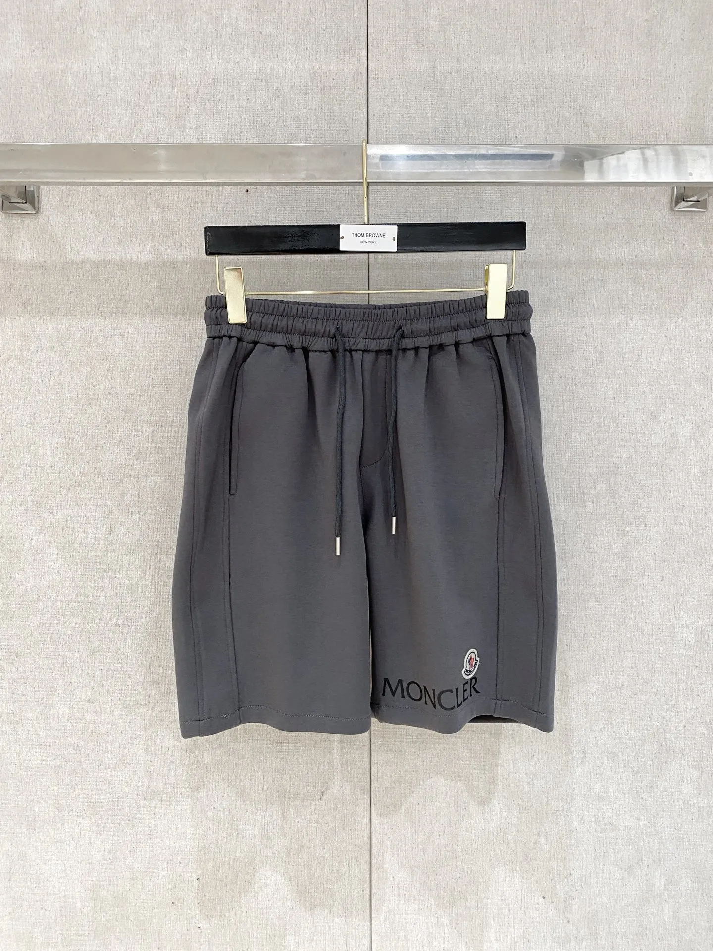 P230 🆕Moncler 2025 new pure cotton men's casual shorts, advanced custom-made breathable fabrics, extremely breathable, elastic and comfortable, with impeccable details, top-grade accessories, original logo design concept, delicate and soft feel! The upper body fit is awesome! Size: M-XXXL Please state your height and weight when ordering