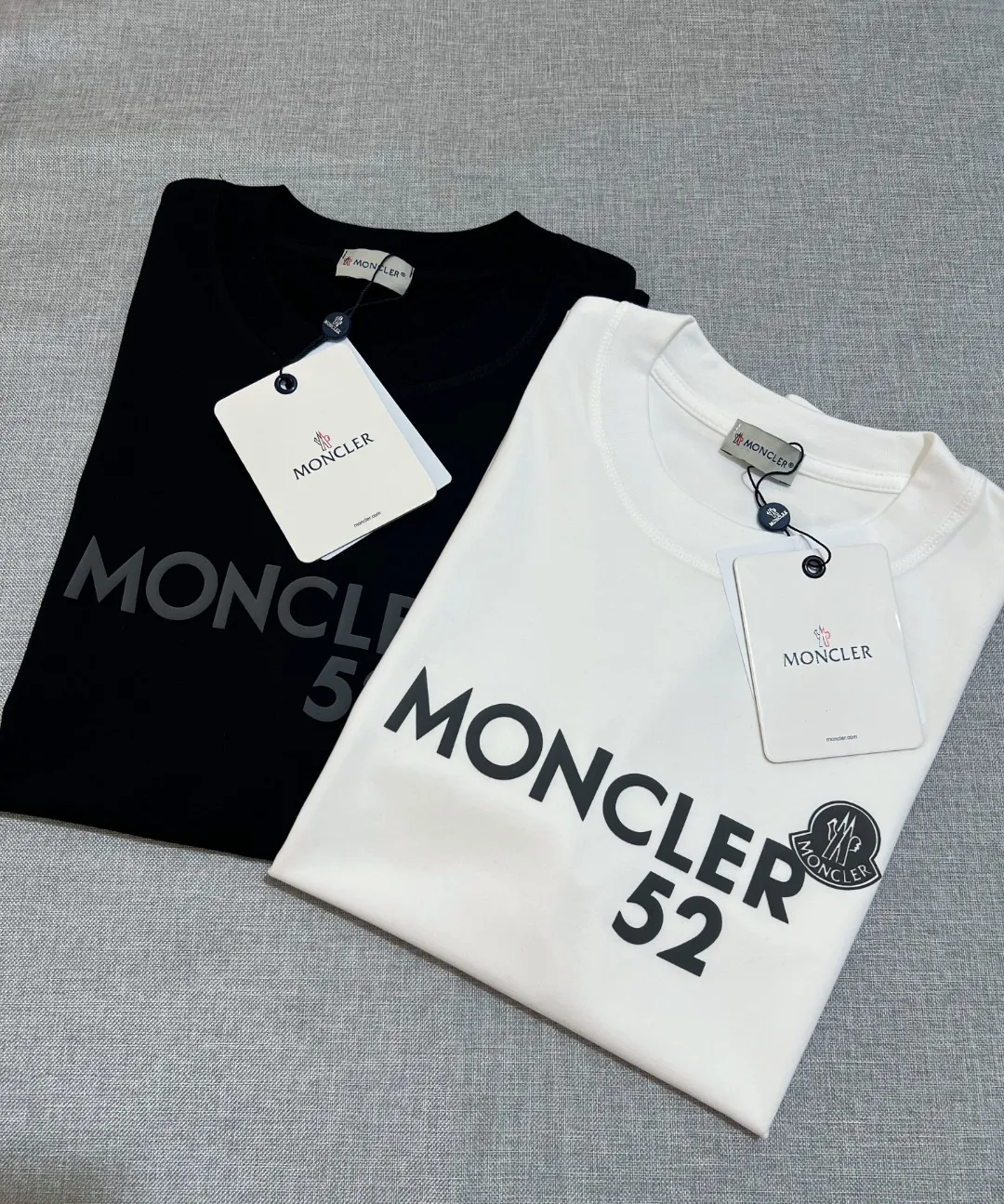P150 Size Chart Detailed Picture] MONCLER is new, 2026ss new short-sleeved T-shirt, the official website has synchronous foam printing Moncler logo technology, the details are correct to the official version, and the size of the logo is strictly controlled , standard size, foamed and taped details are in sync with the official; the fabric is made of 240g double yarn pure cotton fabric, imported woven thread, the neckline is boned to prevent deformation, the factory high-temperature washing process prevents shrinkage, the fabric is soft and breathable, scan the code and touch the NCF washed mark for identification, the details are in place, the upper body is simple and beautiful, European size version, loose and suitable, color: black, white, size XS-L (L size can wear 200 pounds)