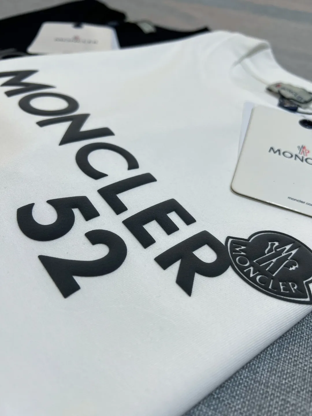 P150 Size Chart Detailed Picture] MONCLER is new, 2026ss new short-sleeved T-shirt, the official website has synchronous foam printing Moncler logo technology, the details are correct to the official version, and the size of the logo is strictly controlled , standard size, foamed and taped details are in sync with the official; the fabric is made of 240g double yarn pure cotton fabric, imported woven thread, the neckline is boned to prevent deformation, the factory high-temperature washing process prevents shrinkage, the fabric is soft and breathable, scan the code and touch the NCF washed mark for identification, the details are in place, the upper body is simple and beautiful, European size version, loose and suitable, color: black, white, size XS-L (L size can wear 200 pounds)