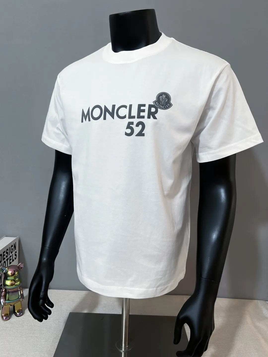 P150 Size Chart Detailed Picture] MONCLER is new, 2026ss new short-sleeved T-shirt, the official website has synchronous foam printing Moncler logo technology, the details are correct to the official version, and the size of the logo is strictly controlled , standard size, foamed and taped details are in sync with the official; the fabric is made of 240g double yarn pure cotton fabric, imported woven thread, the neckline is boned to prevent deformation, the factory high-temperature washing process prevents shrinkage, the fabric is soft and breathable, scan the code and touch the NCF washed mark for identification, the details are in place, the upper body is simple and beautiful, European size version, loose and suitable, color: black, white, size XS-L (L size can wear 200 pounds)