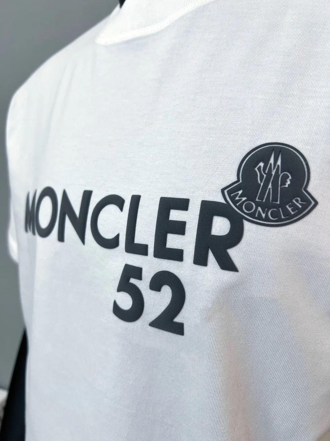 P150 Size Chart Detailed Picture] MONCLER is new, 2026ss new short-sleeved T-shirt, the official website has synchronous foam printing Moncler logo technology, the details are correct to the official version, and the size of the logo is strictly controlled , standard size, foamed and taped details are in sync with the official; the fabric is made of 240g double yarn pure cotton fabric, imported woven thread, the neckline is boned to prevent deformation, the factory high-temperature washing process prevents shrinkage, the fabric is soft and breathable, scan the code and touch the NCF washed mark for identification, the details are in place, the upper body is simple and beautiful, European size version, loose and suitable, color: black, white, size XS-L (L size can wear 200 pounds)