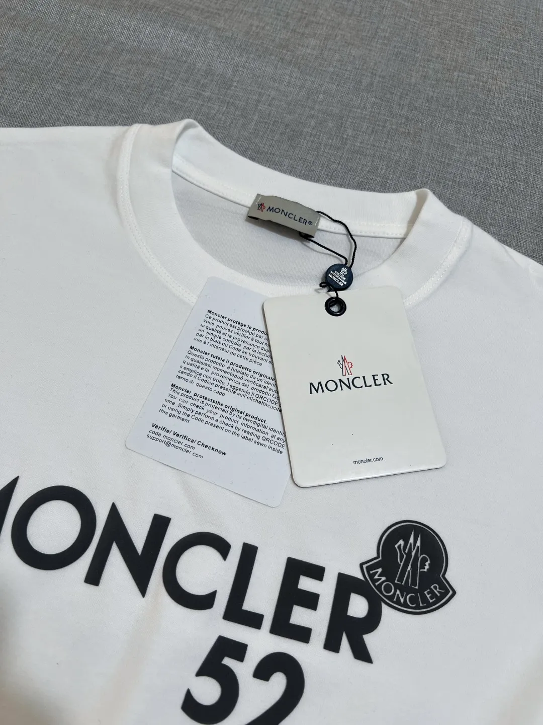 P150 Size Chart Detailed Picture] MONCLER is new, 2026ss new short-sleeved T-shirt, the official website has synchronous foam printing Moncler logo technology, the details are correct to the official version, and the size of the logo is strictly controlled , standard size, foamed and taped details are in sync with the official; the fabric is made of 240g double yarn pure cotton fabric, imported woven thread, the neckline is boned to prevent deformation, the factory high-temperature washing process prevents shrinkage, the fabric is soft and breathable, scan the code and touch the NCF washed mark for identification, the details are in place, the upper body is simple and beautiful, European size version, loose and suitable, color: black, white, size XS-L (L size can wear 200 pounds)