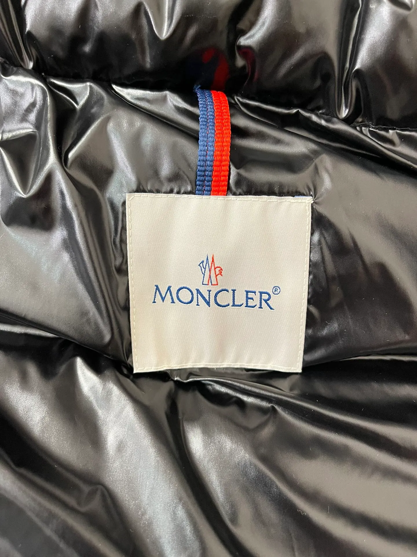 Flat detail P1180 Moncler Maya Men's Men's Short Down Jacket The Moncler Maya men's down jacket is made of shiny patented nylon with signature rectangular quilting, the epitome of Moncler style. A classic cropped design that transcends seasons and styles, it features a statement silhouette, removable hood and adjustable hem. The sleeves are embellished with classic patch pockets, showcasing the brand's signature style.  Fabric: 100% nylon, 90% white goose down Craftsmanship: Made of lacquered nylon, lacquered nylon lining filled with down, rectangular quilting, detachable hood with snaps that can be adjusted by drawstring, two-way zip fly, external and internal zippered pockets, adjustable elastic cuffs with snaps, hood with drawstring, sleeves with flap patch pockets, sleeves decorated with Moncler felt trademark.  Size: 123456 0548000