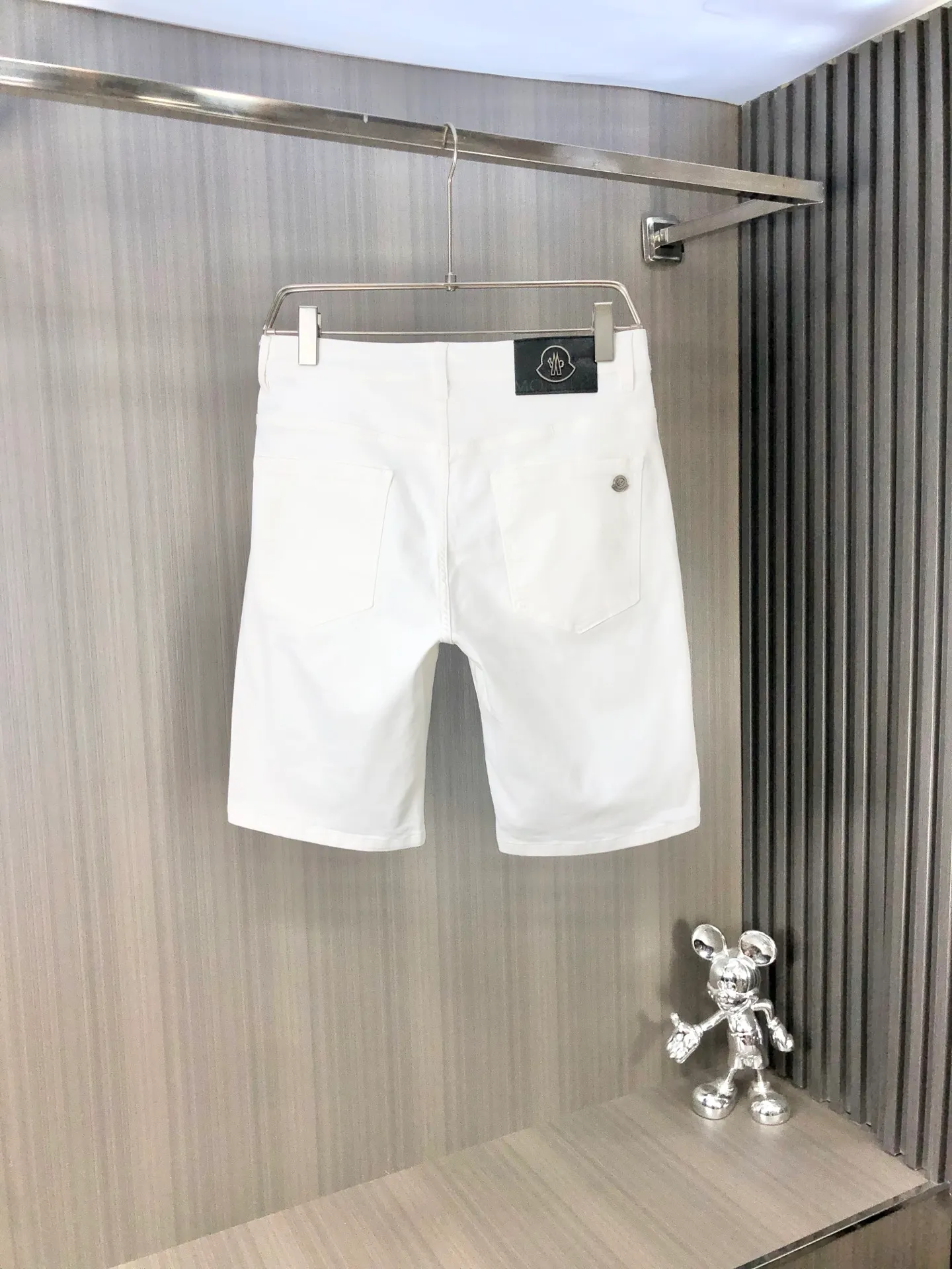 P220 MONCLER hooded shorts are the latest new men’s jeans for spring and summer 2025! Heavy-duty washed denim fabric, customized fabric is softer and more comfortable than ordinary denim fabric! Ultra-heavy industrial washing process and double process washing. The entire pair of pants has a comfortable feel, top-notch fineness and breathability. All hardware brand logos are custom-made, and the materials are selected with the best attributes. The elasticity of the fabric is very good and the comfort is great! The low-key design style is simple and elegant. Yardage: 28-38 (no 35.37)