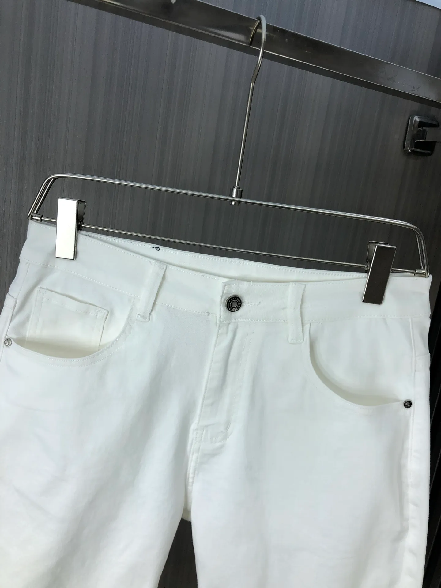 P220 MONCLER hooded shorts are the latest new men’s jeans for spring and summer 2025! Heavy-duty washed denim fabric, customized fabric is softer and more comfortable than ordinary denim fabric! Ultra-heavy industrial washing process and double process washing. The entire pair of pants has a comfortable feel, top-notch fineness and breathability. All hardware brand logos are custom-made, and the materials are selected with the best attributes. The elasticity of the fabric is very good and the comfort is great! The low-key design style is simple and elegant. Yardage: 28-38 (no 35.37)