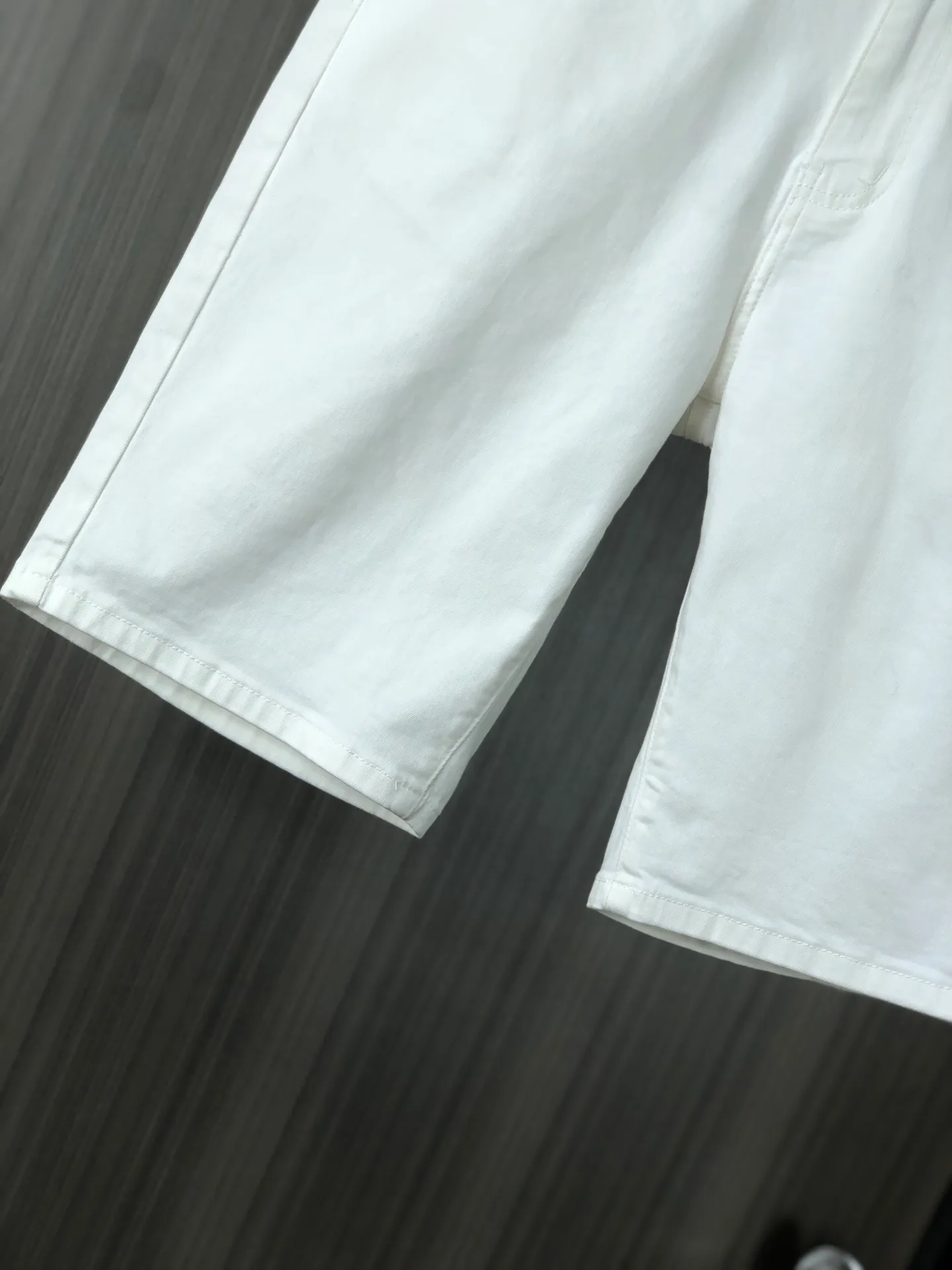 P220 MONCLER hooded shorts are the latest new men’s jeans for spring and summer 2025! Heavy-duty washed denim fabric, customized fabric is softer and more comfortable than ordinary denim fabric! Ultra-heavy industrial washing process and double process washing. The entire pair of pants has a comfortable feel, top-notch fineness and breathability. All hardware brand logos are custom-made, and the materials are selected with the best attributes. The elasticity of the fabric is very good and the comfort is great! The low-key design style is simple and elegant. Yardage: 28-38 (no 35.37)