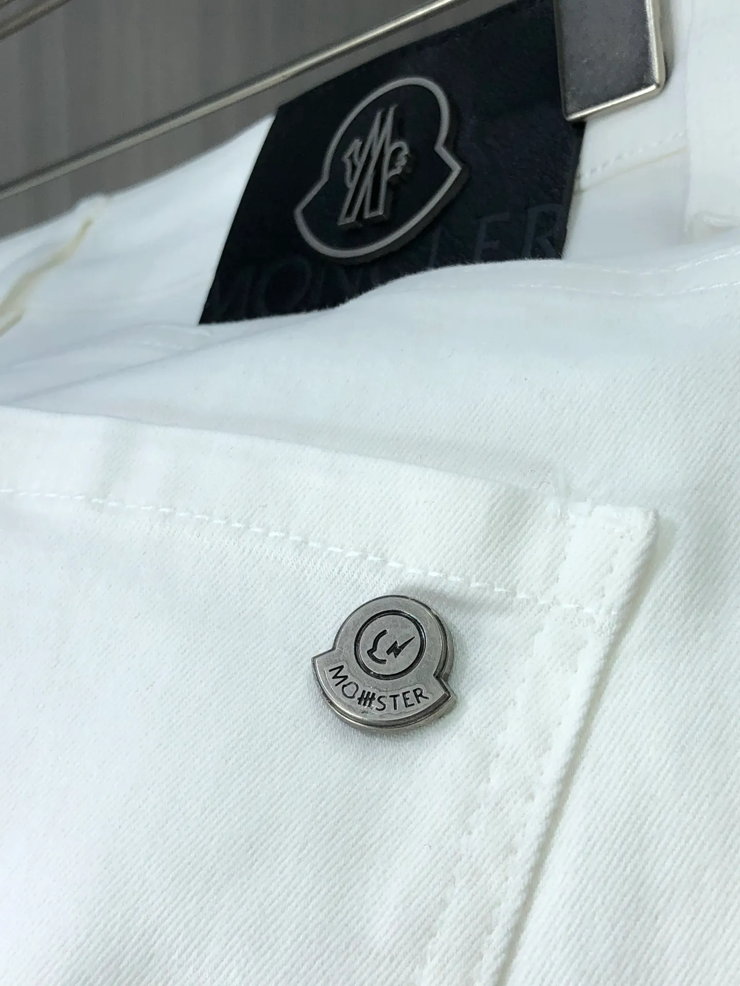 P220 MONCLER hooded shorts are the latest new men’s jeans for spring and summer 2025! Heavy-duty washed denim fabric, customized fabric is softer and more comfortable than ordinary denim fabric! Ultra-heavy industrial washing process and double process washing. The entire pair of pants has a comfortable feel, top-notch fineness and breathability. All hardware brand logos are custom-made, and the materials are selected with the best attributes. The elasticity of the fabric is very good and the comfort is great! The low-key design style is simple and elegant. Yardage: 28-38 (no 35.37)