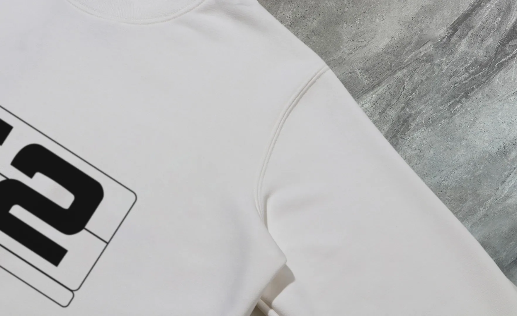 P210 High-version sweatshirt) [Long-term stock] 〖𝐌𝐎𝐍𝐂𝐋𝐄𝐑~Mask〗 Made of 440g heavy-weight fabric. It is different from the market currency. It can be matched with any variety and is properly handsome. 😎The whole dress is made of double waistcoats. The double waistcoats make the whole dress more three-dimensional. Not ordinary factories can do such fine work. 2025 Spring runway version of the T stage, on sale at the counter, round neck terry sweatshirt, high-end double-strand pure cotton, custom-made stretch ribs, dyed in the same vat, complete with three standards, matched with exquisite embroidered LOGO on the chest, simple and advanced, same style for men and women. Color: black, apricot, white, size: S M L XL 2XL