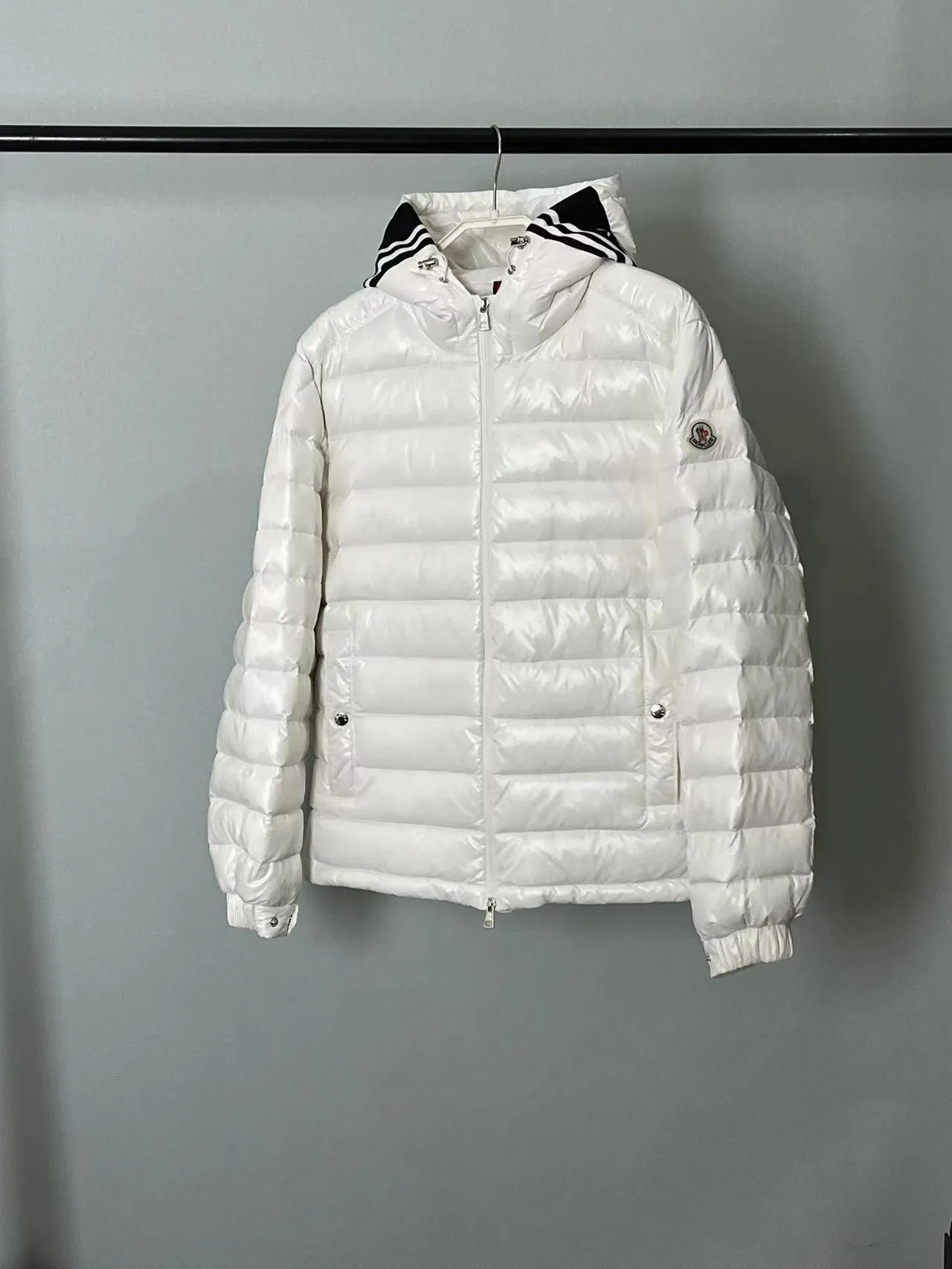 P800 ⬆️❤️🆕2️⃣0️⃣2️⃣4️⃣🆕Moncler Moncler 🆕Striped logo quilted hooded down jacket, simple and elegant, easy to wear Color: black white, sky blue Size: 12345
