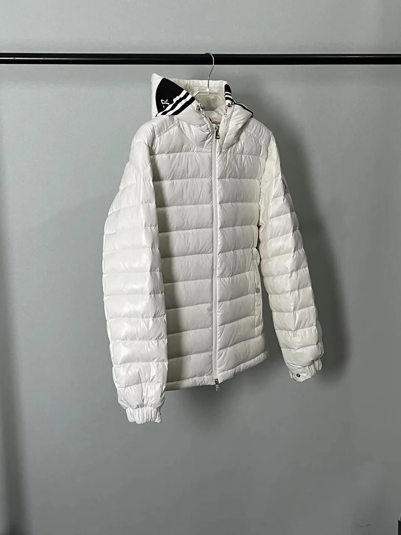 P800 ⬆️❤️🆕2️⃣0️⃣2️⃣4️⃣🆕Moncler Moncler 🆕Striped logo quilted hooded down jacket, simple and elegant, easy to wear Color: black white, sky blue Size: 12345
