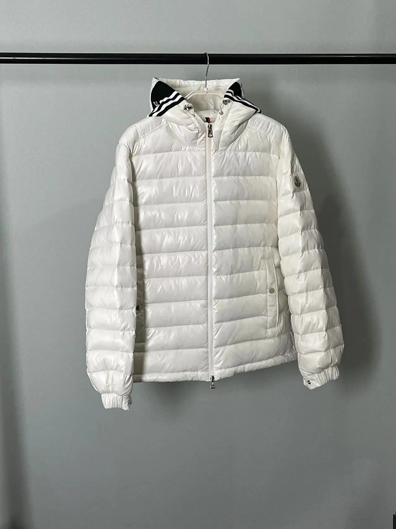 P800 ⬆️❤️🆕2️⃣0️⃣2️⃣4️⃣🆕Moncler Moncler 🆕Striped logo quilted hooded down jacket, simple and elegant, easy to wear Color: black white, sky blue Size: 12345