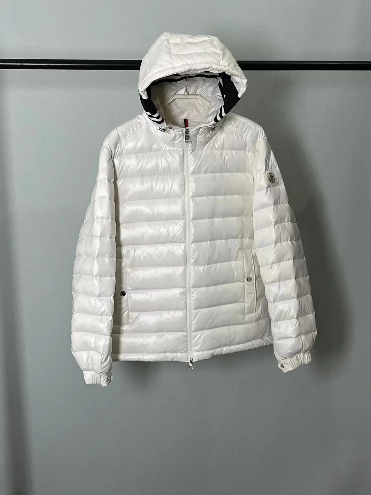 P800 ⬆️❤️🆕2️⃣0️⃣2️⃣4️⃣🆕Moncler Moncler 🆕Striped logo quilted hooded down jacket, simple and elegant, easy to wear Color: black white, sky blue Size: 12345