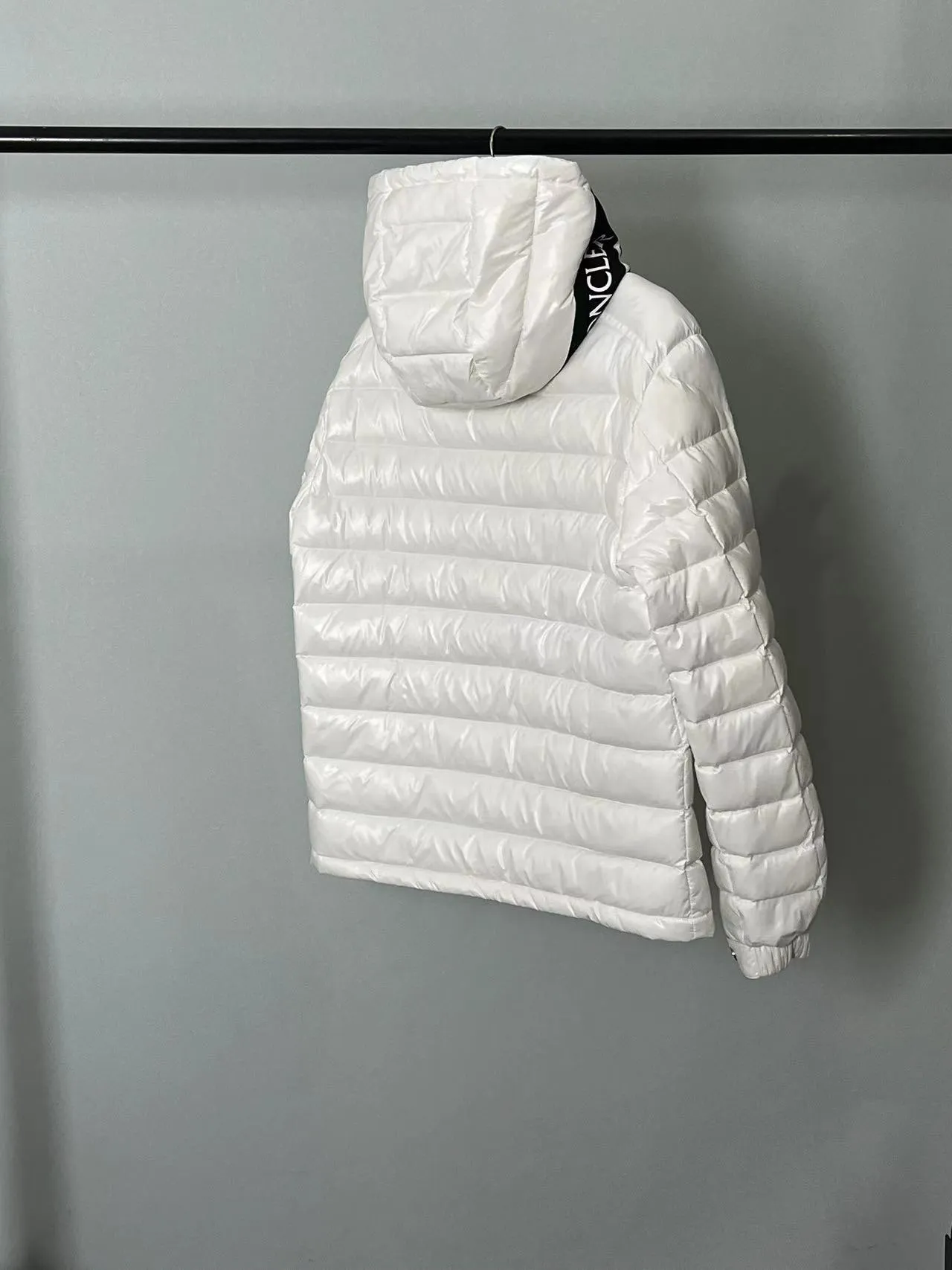 P800 ⬆️❤️🆕2️⃣0️⃣2️⃣4️⃣🆕Moncler Moncler 🆕Striped logo quilted hooded down jacket, simple and elegant, easy to wear Color: black white, sky blue Size: 12345
