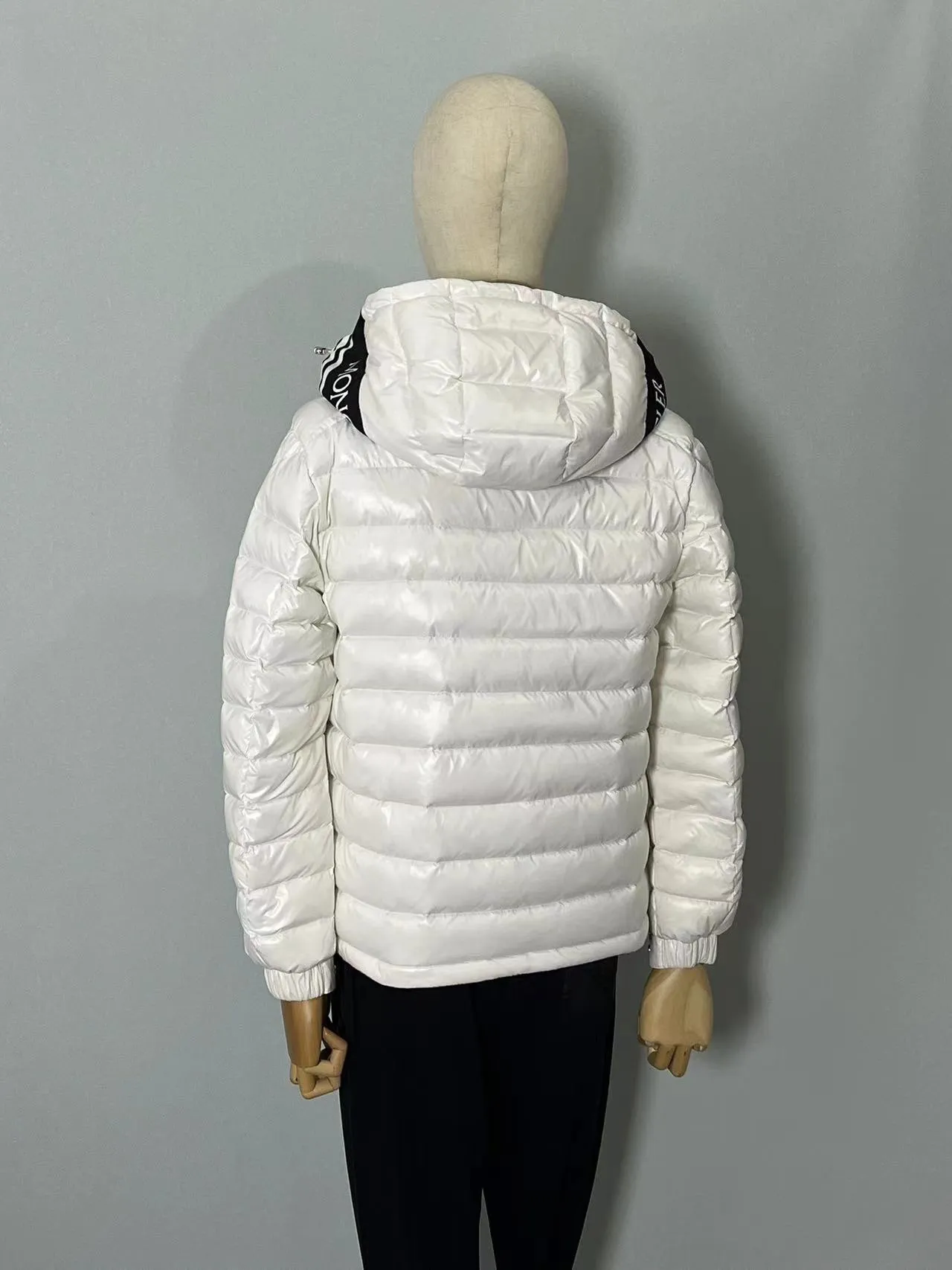 P800 ⬆️❤️🆕2️⃣0️⃣2️⃣4️⃣🆕Moncler Moncler 🆕Striped logo quilted hooded down jacket, simple and elegant, easy to wear Color: black white, sky blue Size: 12345
