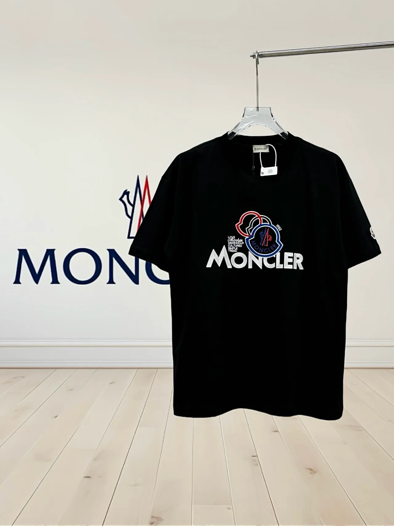 P150 [High Quality] Moncler new 👫 short-sleeved T-shirt, embroidered 🪡 with embroidery on the front and small logo on the cuffs. The latest model is exclusively available online! ! ~It’s both classic and fashionable, who doesn’t love it? It re-presents the classic, very eye-catching, with its own low-luxury aura and recognition! The traditional brand concept and modern advanced technology are perfectly combined. Coupled with an extremely modern and simple design, exclusive logo pattern design! The fabric is customized with 32 counts of 280g pure cotton fabric! The texture of this model is quite impressive. You can tell the specifications and grades at your fingertips. The level of finesse and breathability are top-notch! The same style for men and women, complete with three standards. Color: Black/White Size: S-ⅹL